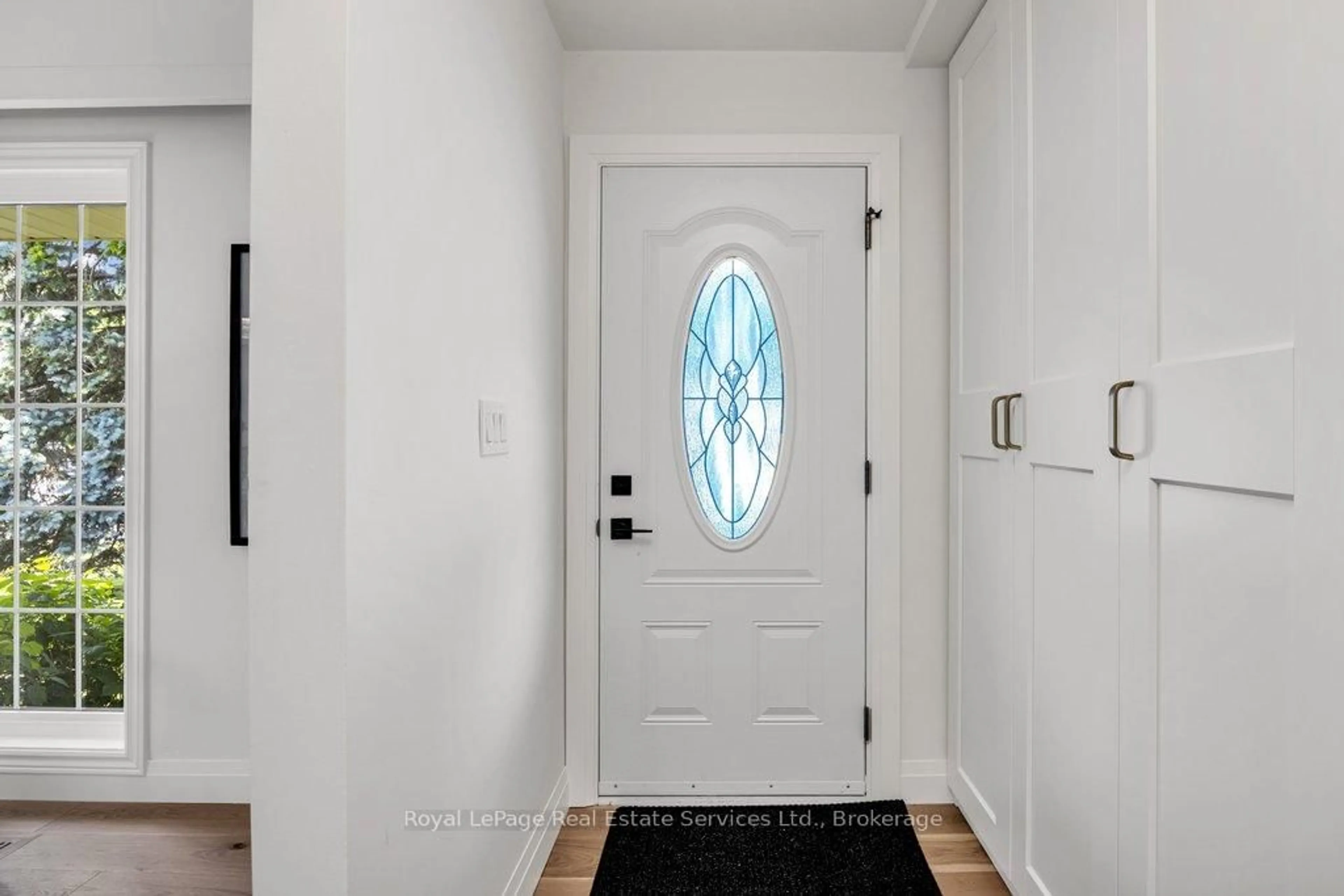 Indoor entryway for 4042 Melba Lane, Burlington Ontario L7L 2C3