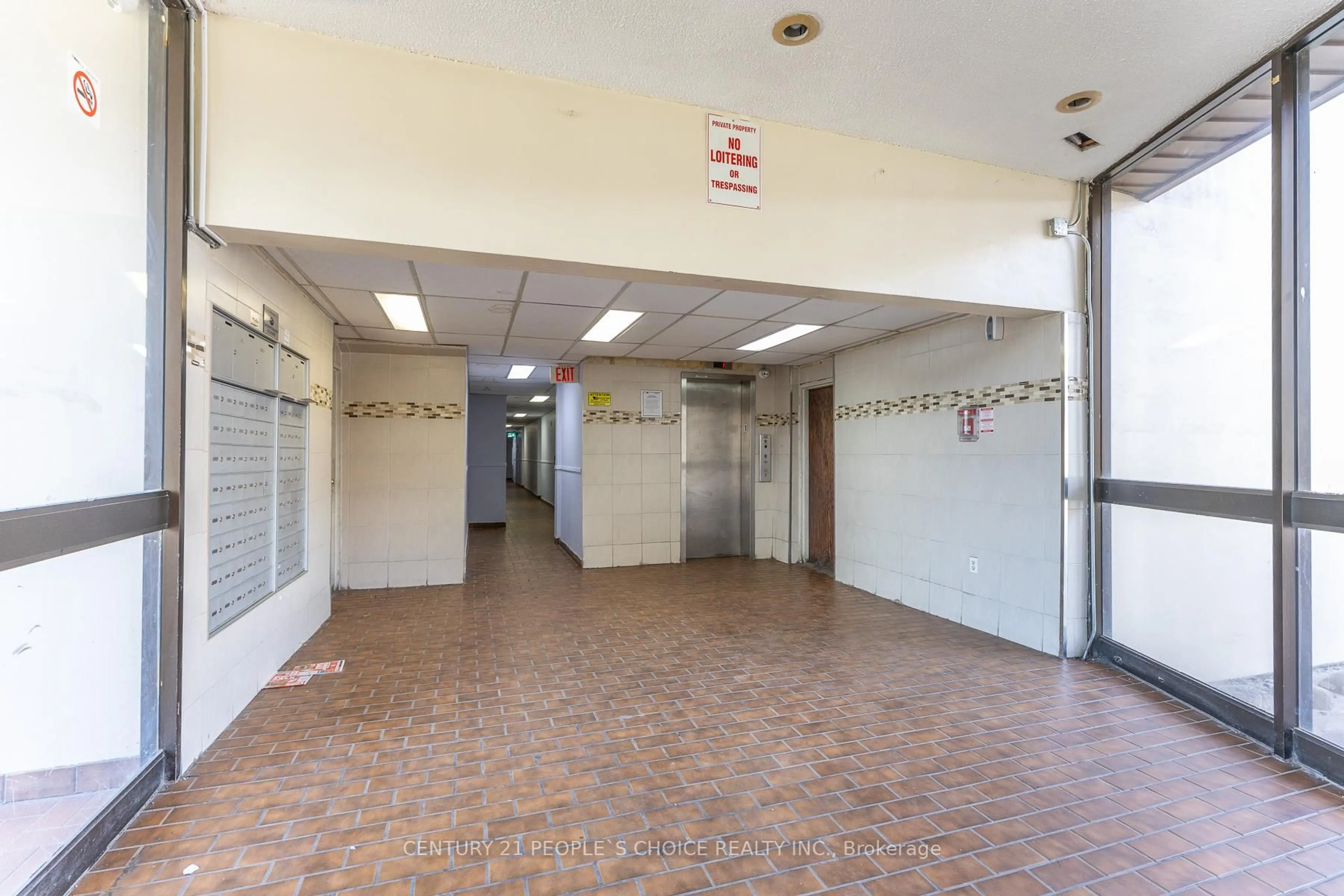 Indoor foyer for 10 Eddystone Ave #106, Toronto Ontario M3N 2T2