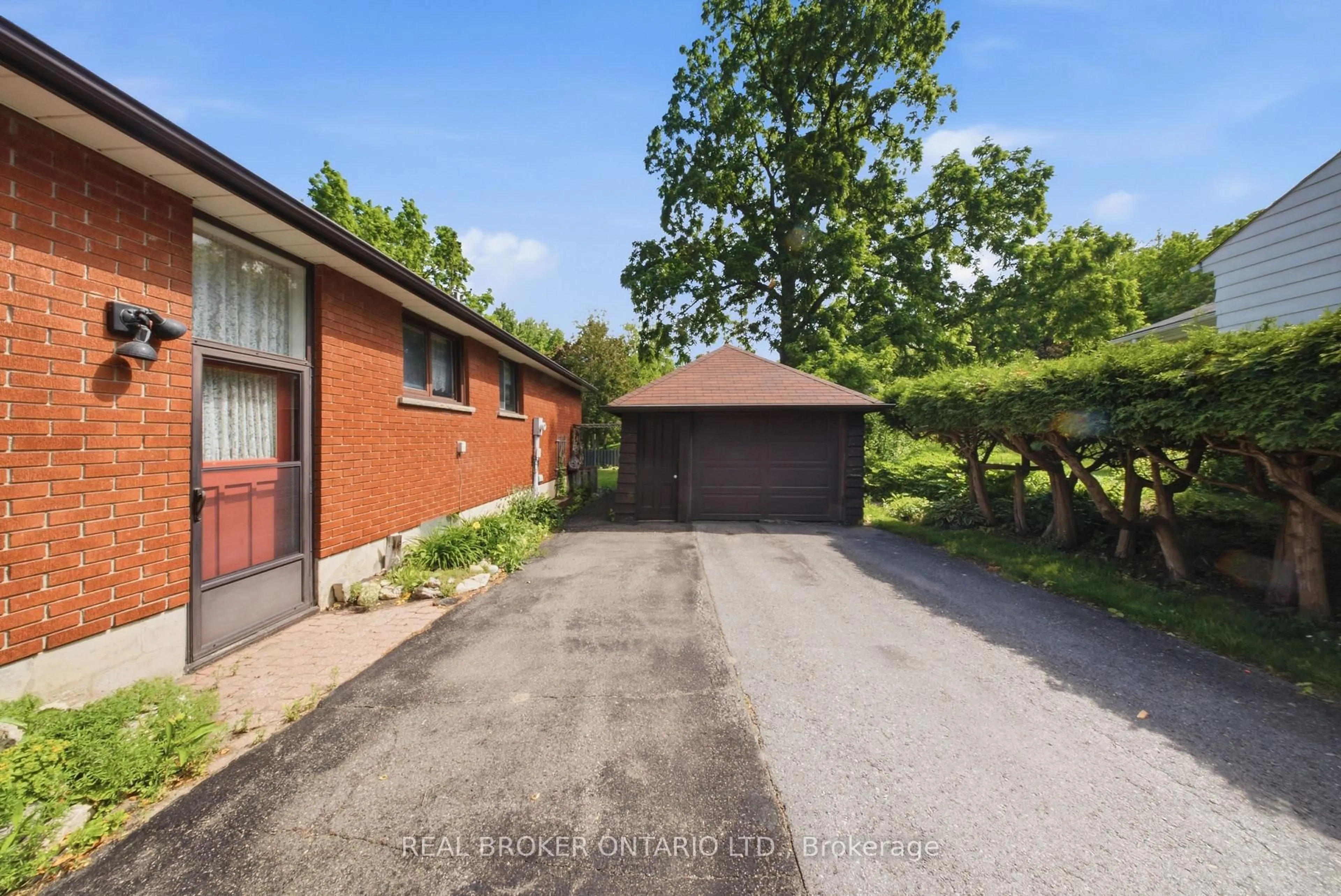 A pic from outside/outdoor area/front of a property/back of a property/a pic from drone, street for 123 James St, Caledon Ontario L7E 3H2