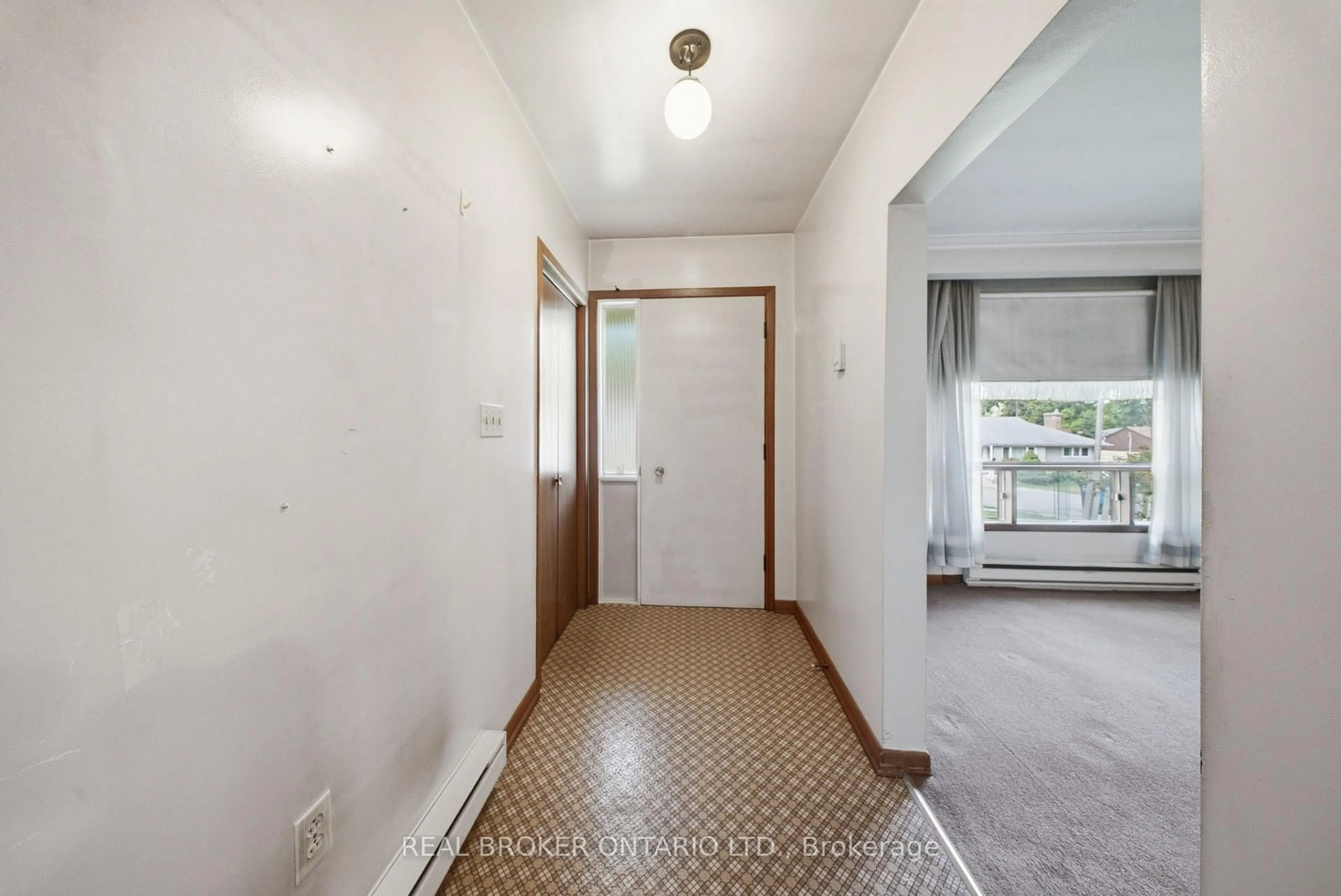 Indoor entryway for 123 James St, Caledon Ontario L7E 3H2