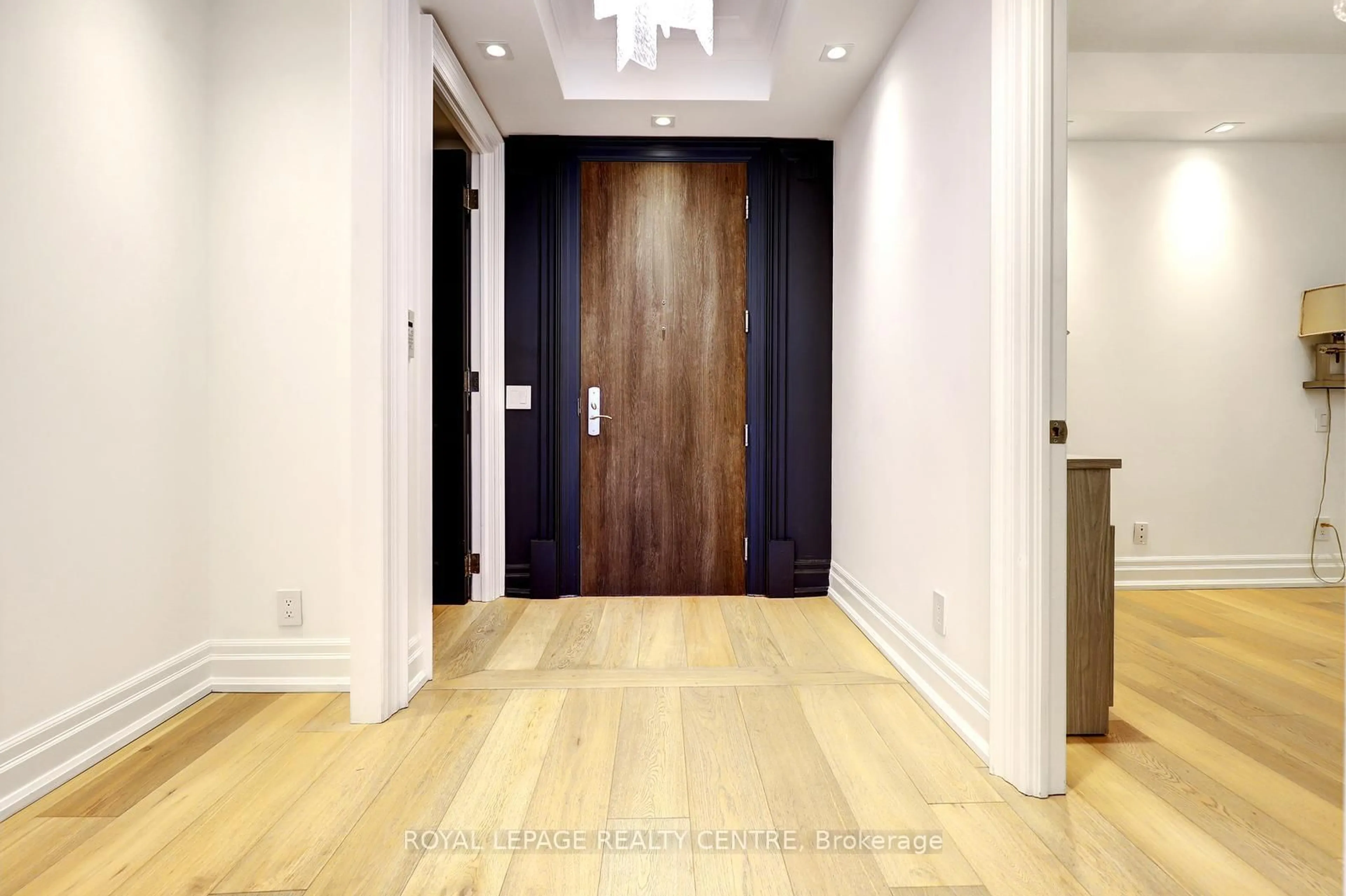 Indoor foyer for 2095 Lake Shore Blvd #318, Toronto Ontario M8V 4G4