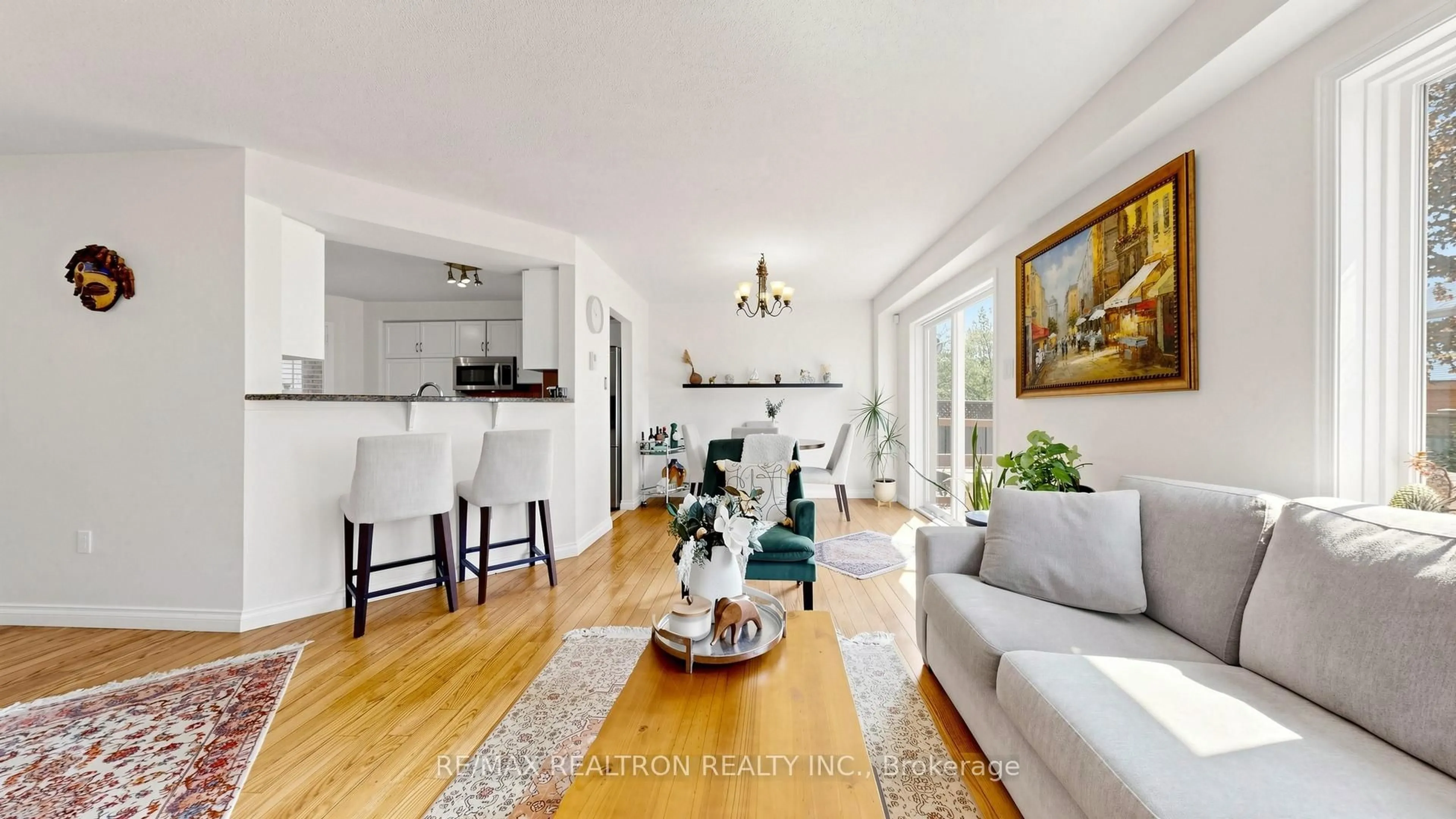 Living room with furniture, wood/laminate floor for 2854 Gulfstream Way, Mississauga Ontario L5N 6K3