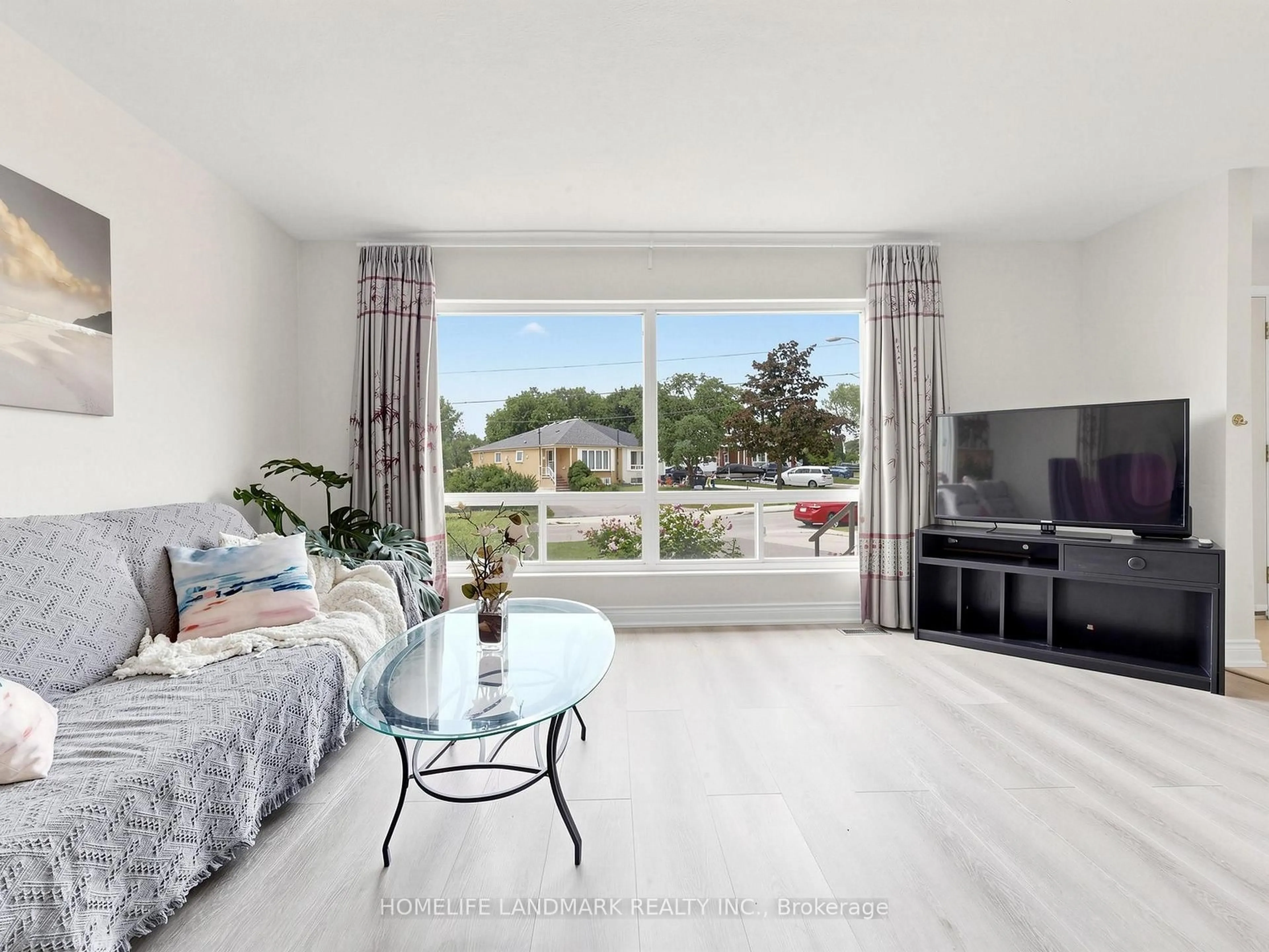 Living room with furniture, unknown for 3457 Ashcroft Cres, Mississauga Ontario L5C 2E6