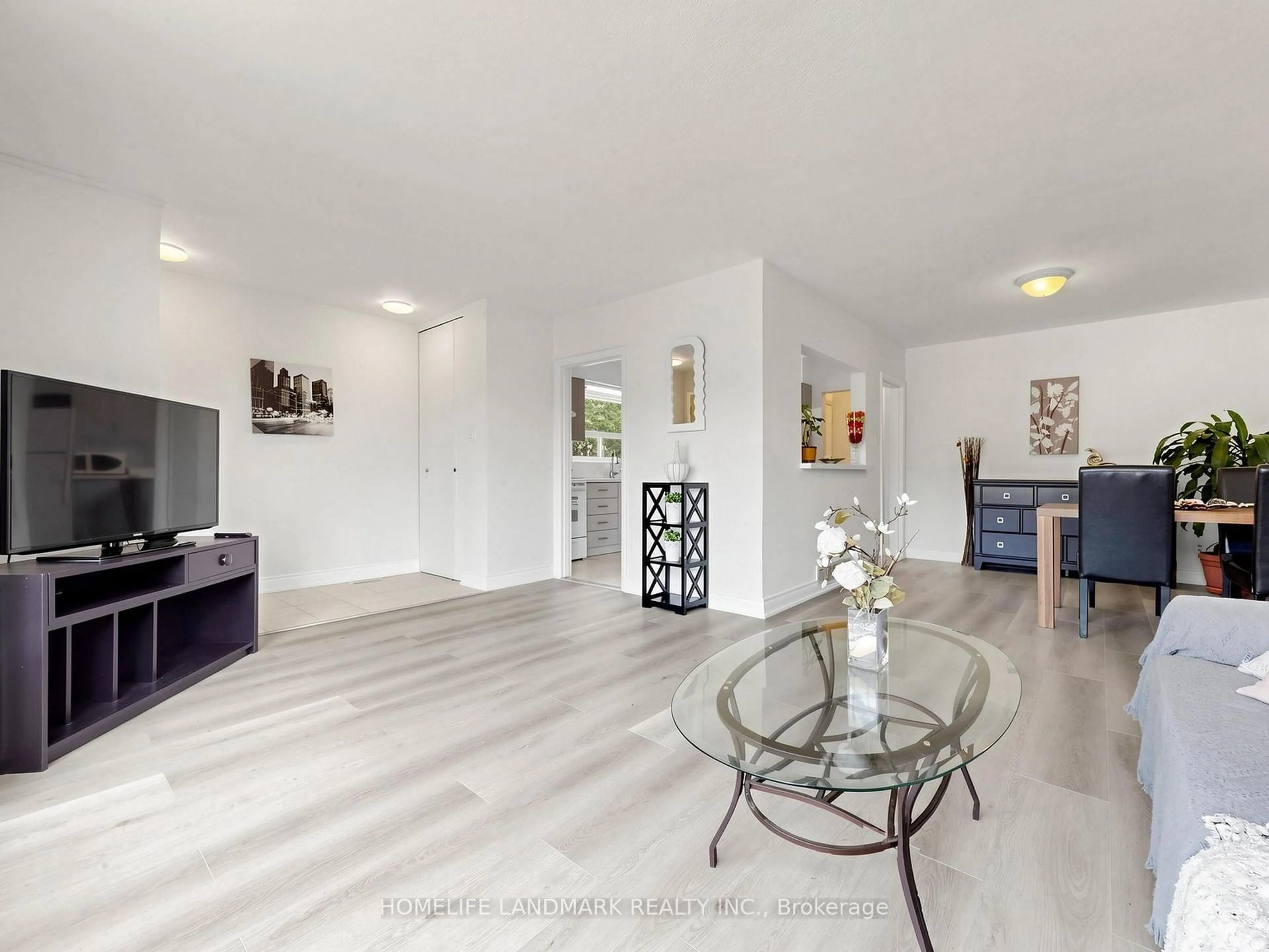 Living room with furniture, unknown for 3457 Ashcroft Cres, Mississauga Ontario L5C 2E6