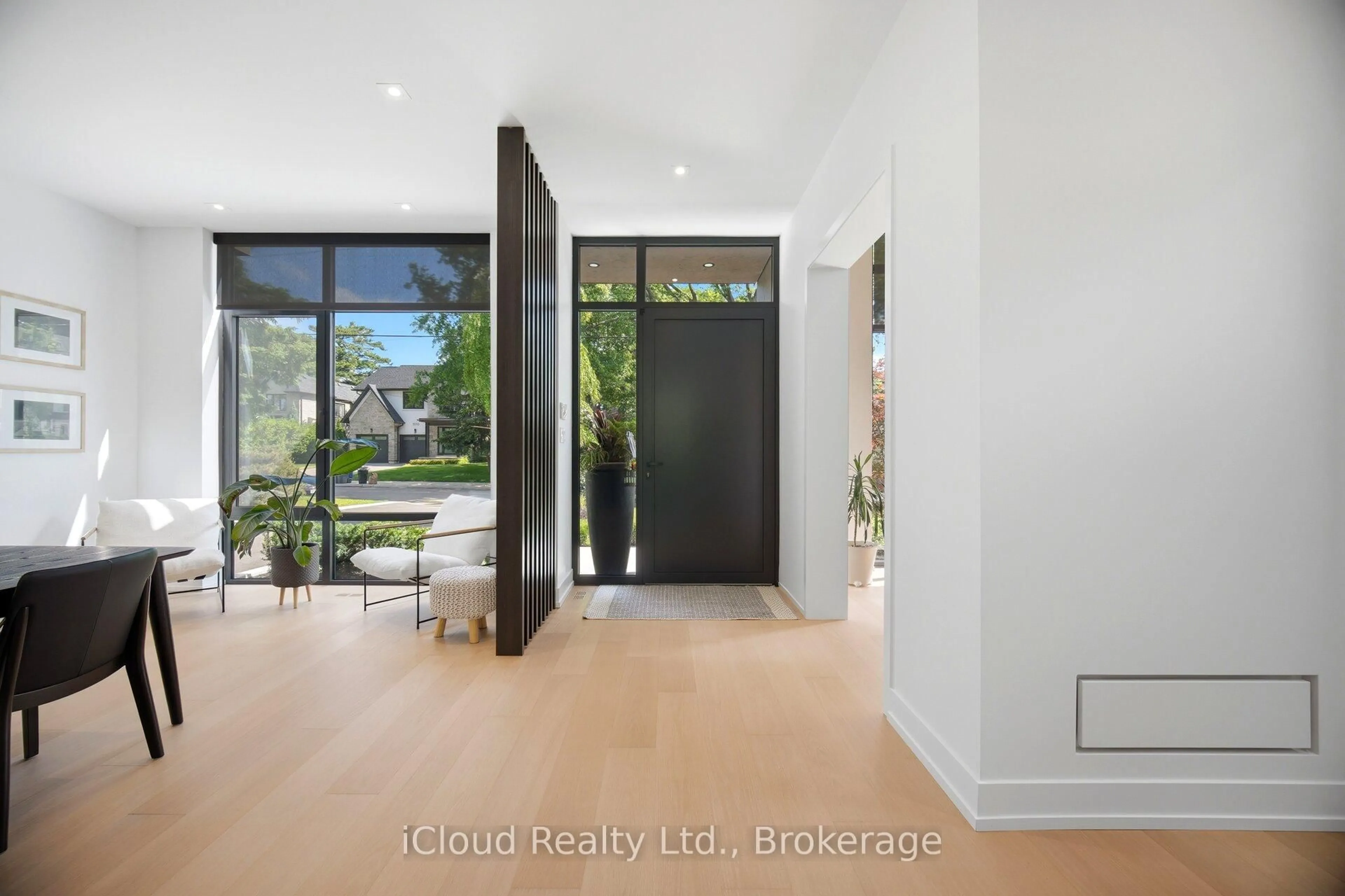 Indoor entryway for 1590 Kenmuir Ave, Mississauga Ontario L5G 4B5