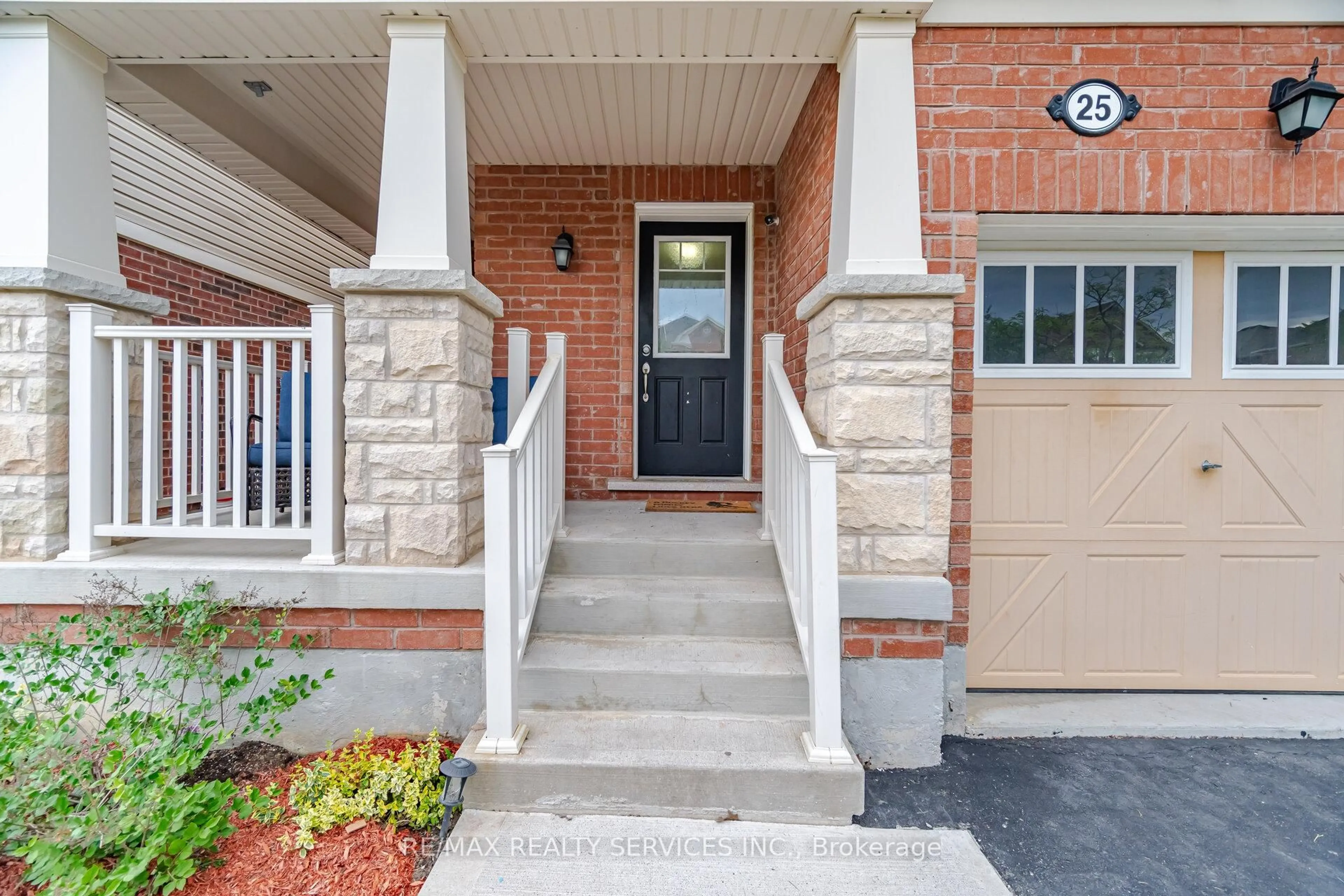 Indoor entryway for 25 BANNISTER Cres, Brampton Ontario L7A 4H2