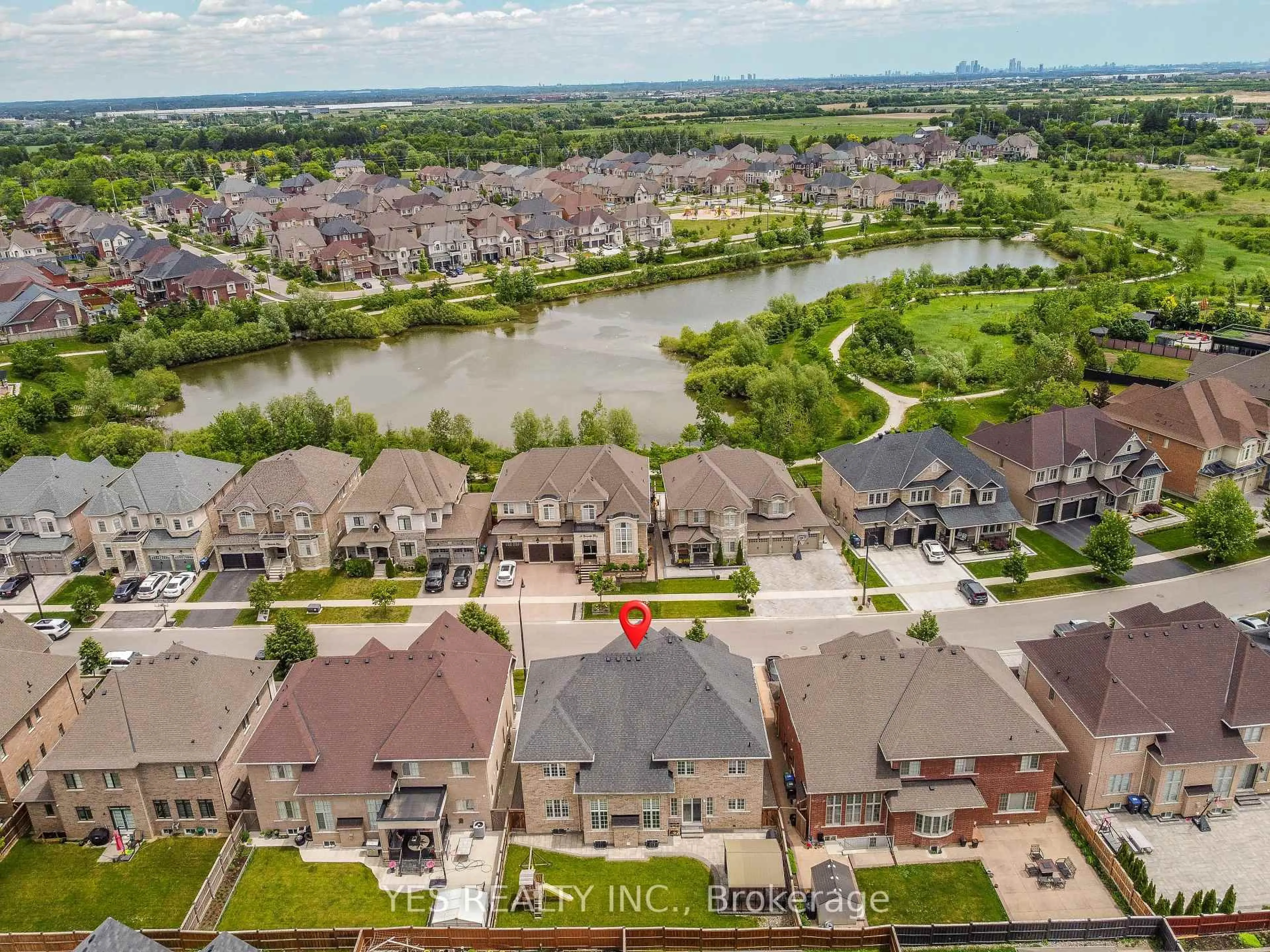 A pic from outside/outdoor area/front of a property/back of a property/a pic from drone, water/lake/river/ocean view for 86 Quintette Clse, Brampton Ontario L6P 0A2