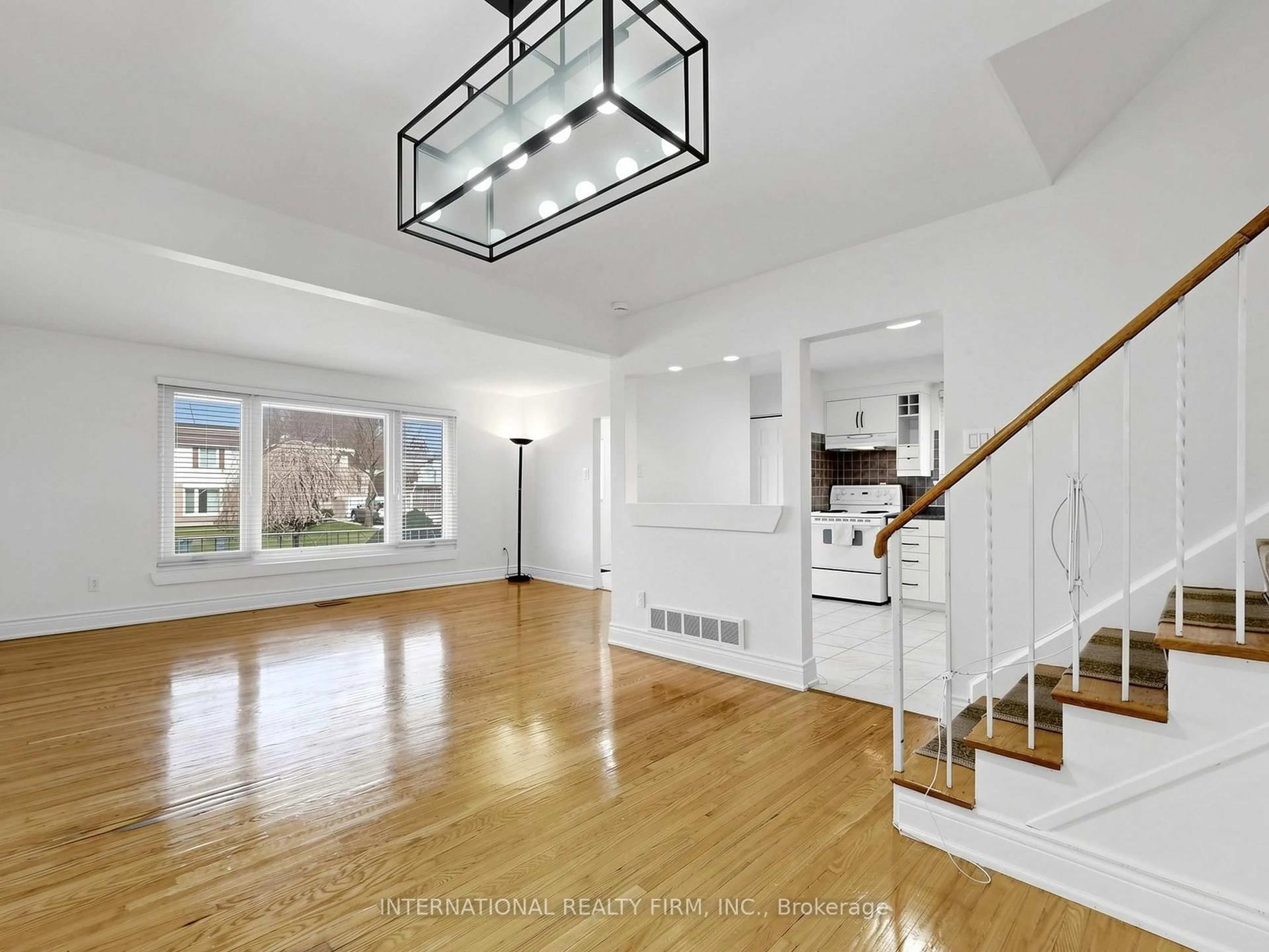 Indoor entryway for 33 Danesbury Cres, Brampton Ontario L6T 1T2