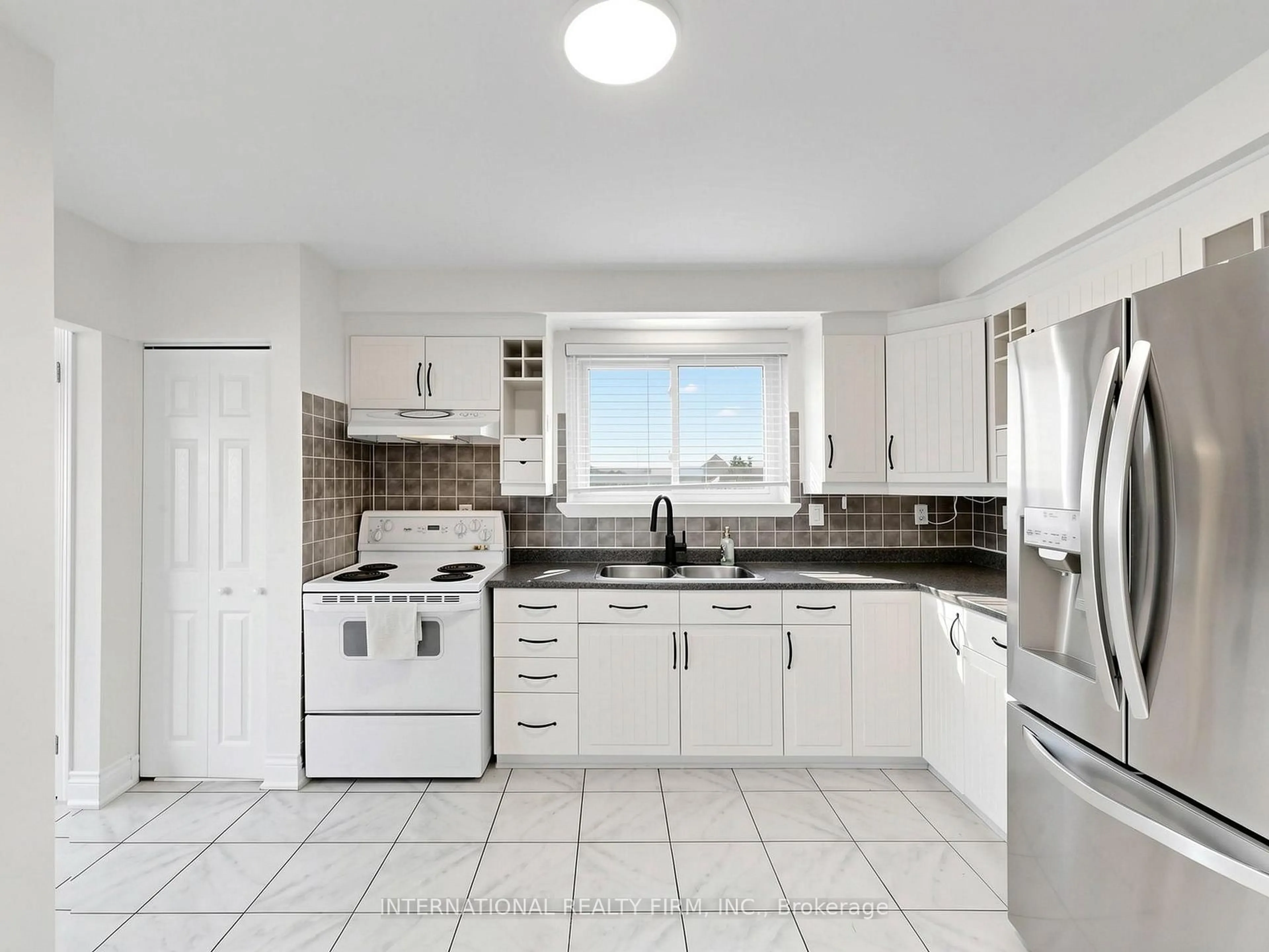 Standard kitchen, ceramic/tile floor for 33 Danesbury Cres, Brampton Ontario L6T 1T2