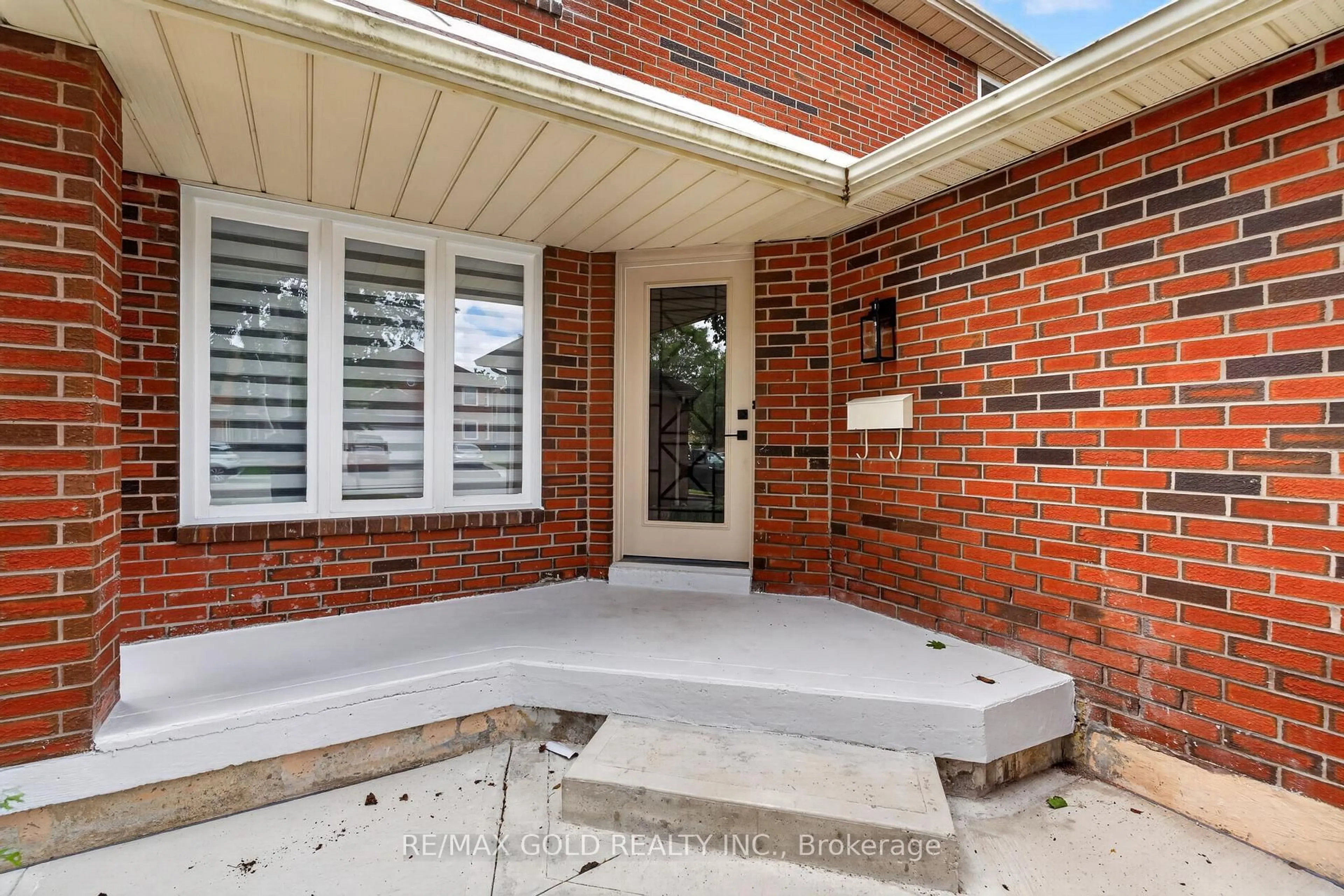 Home with brick exterior material, street for 37 Lord Simcoe Dr, Brampton Ontario L6S 5H4