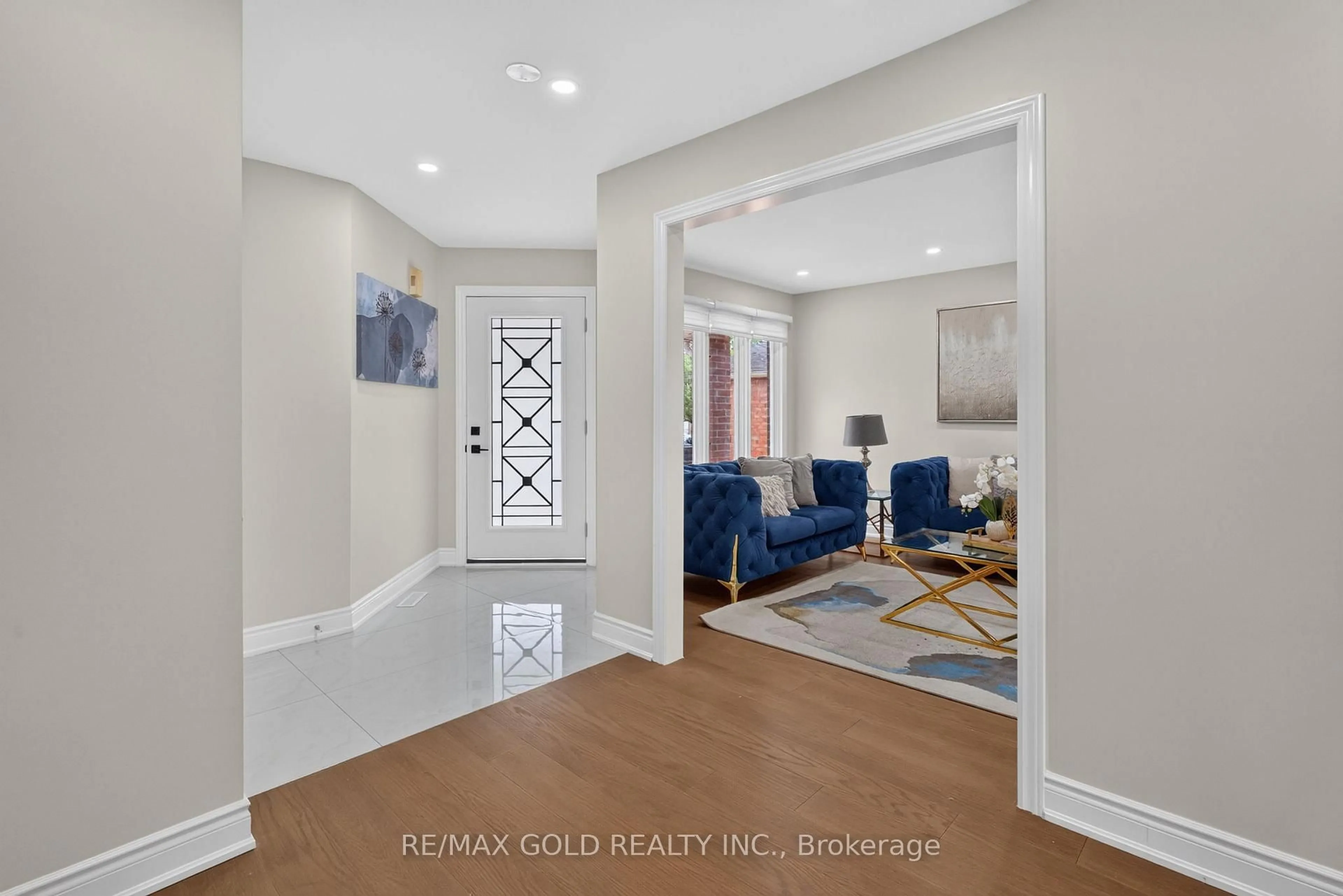 Indoor entryway for 37 Lord Simcoe Dr, Brampton Ontario L6S 5H4