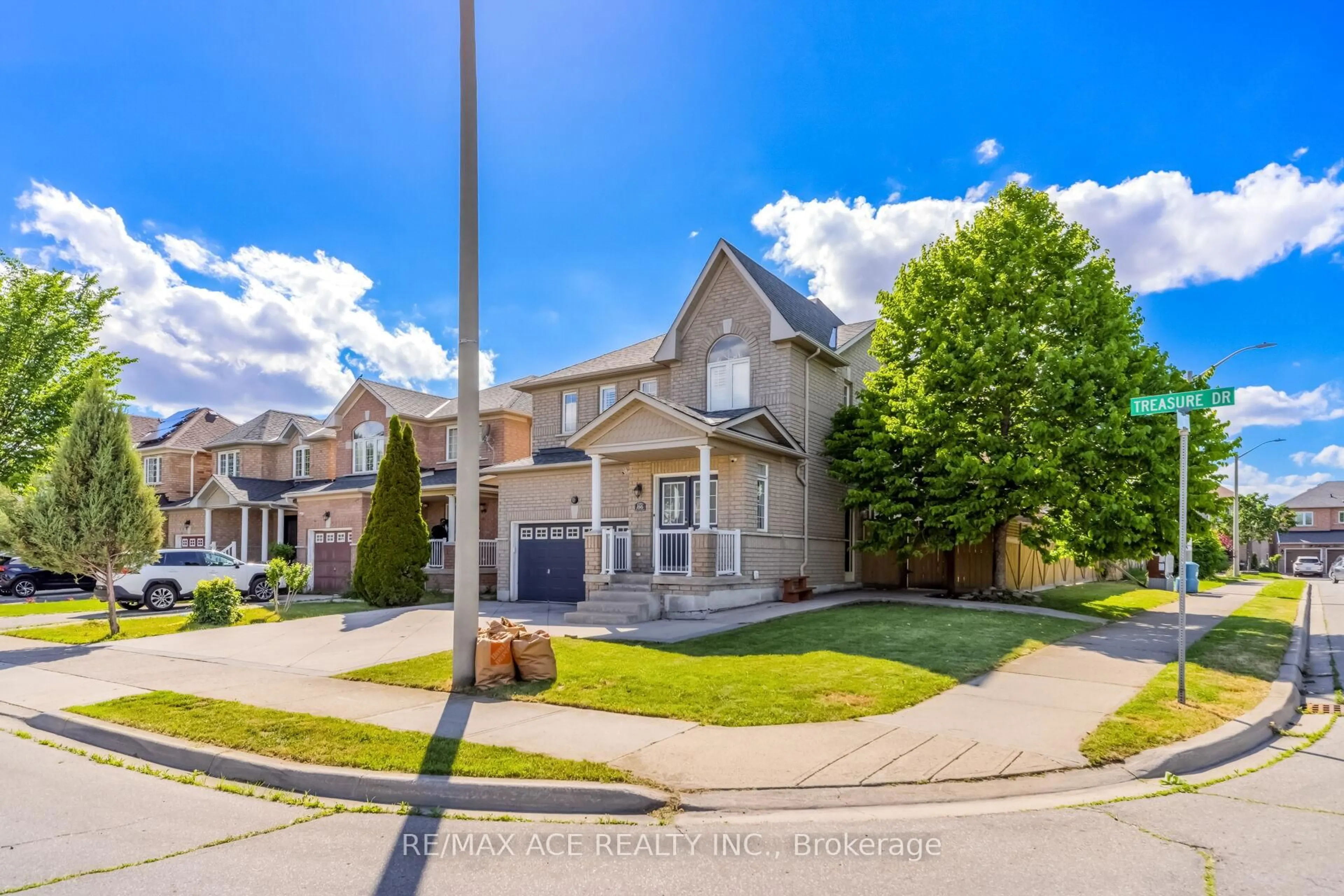 A pic from outside/outdoor area/front of a property/back of a property/a pic from drone, street for 86 Treasure Dr, Brampton Ontario L7A 3L7