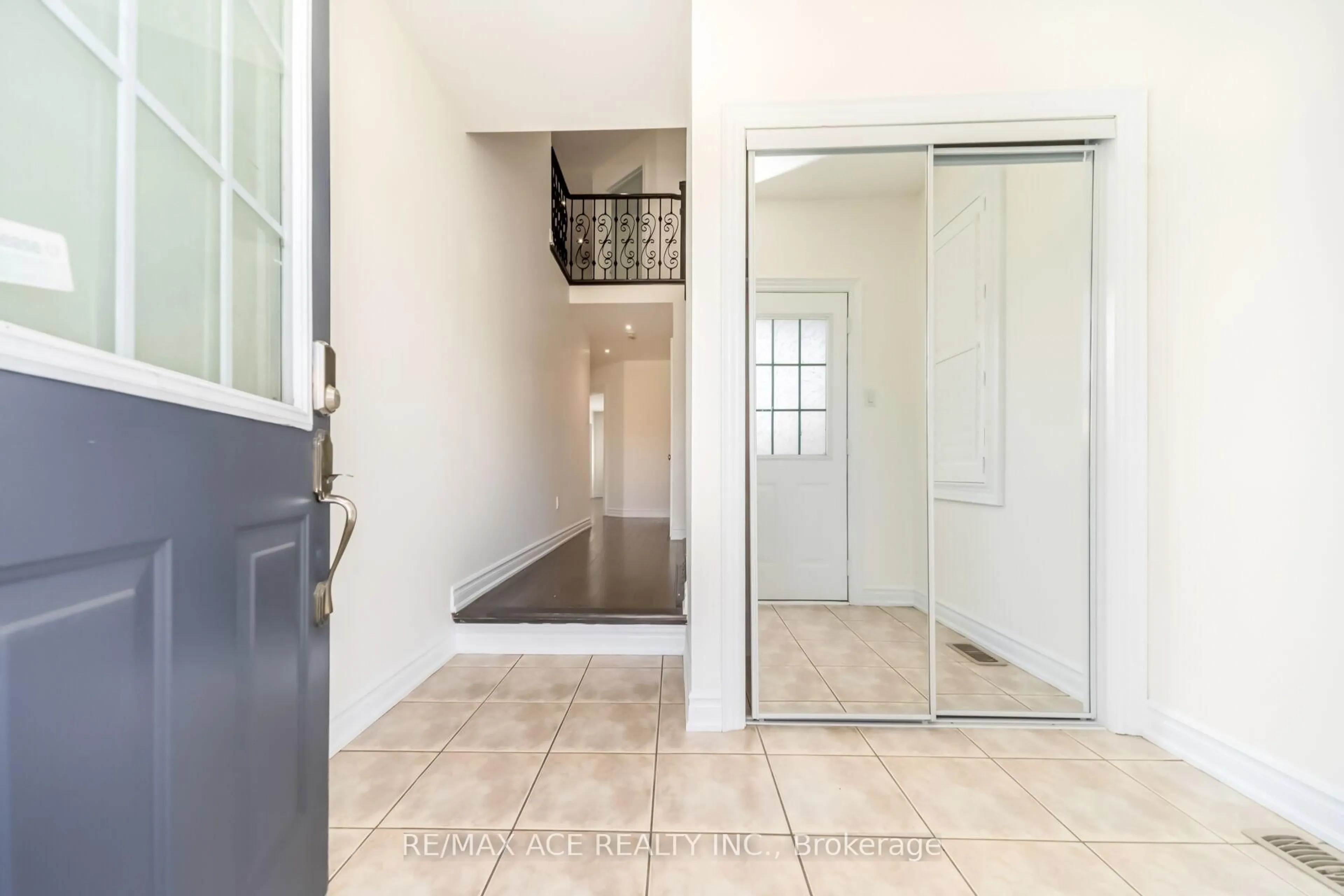 Indoor entryway for 86 Treasure Dr, Brampton Ontario L7A 3L7