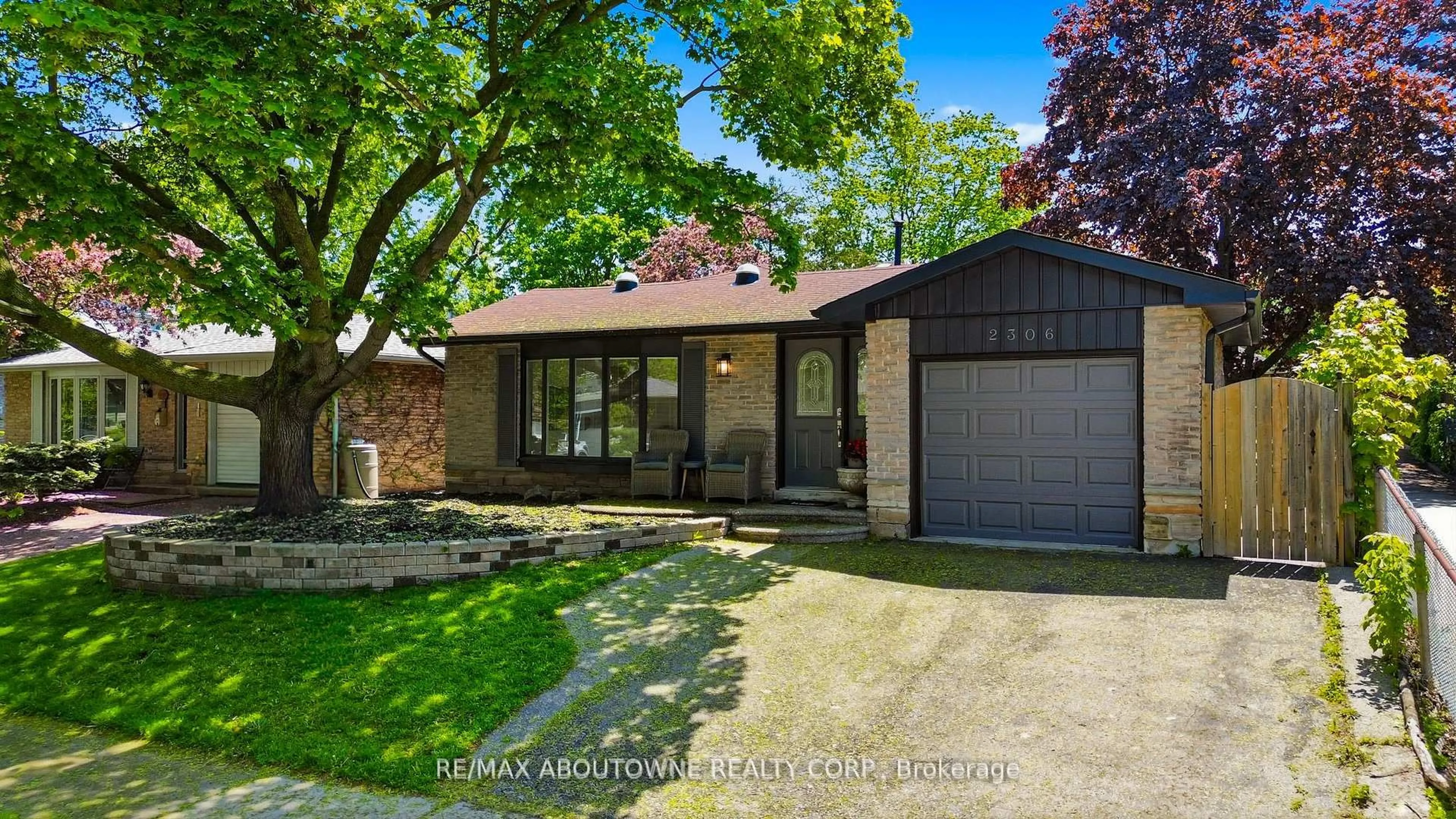 Home with vinyl exterior material, street for 2306 Devon Rd, Oakville Ontario L6J 5R4