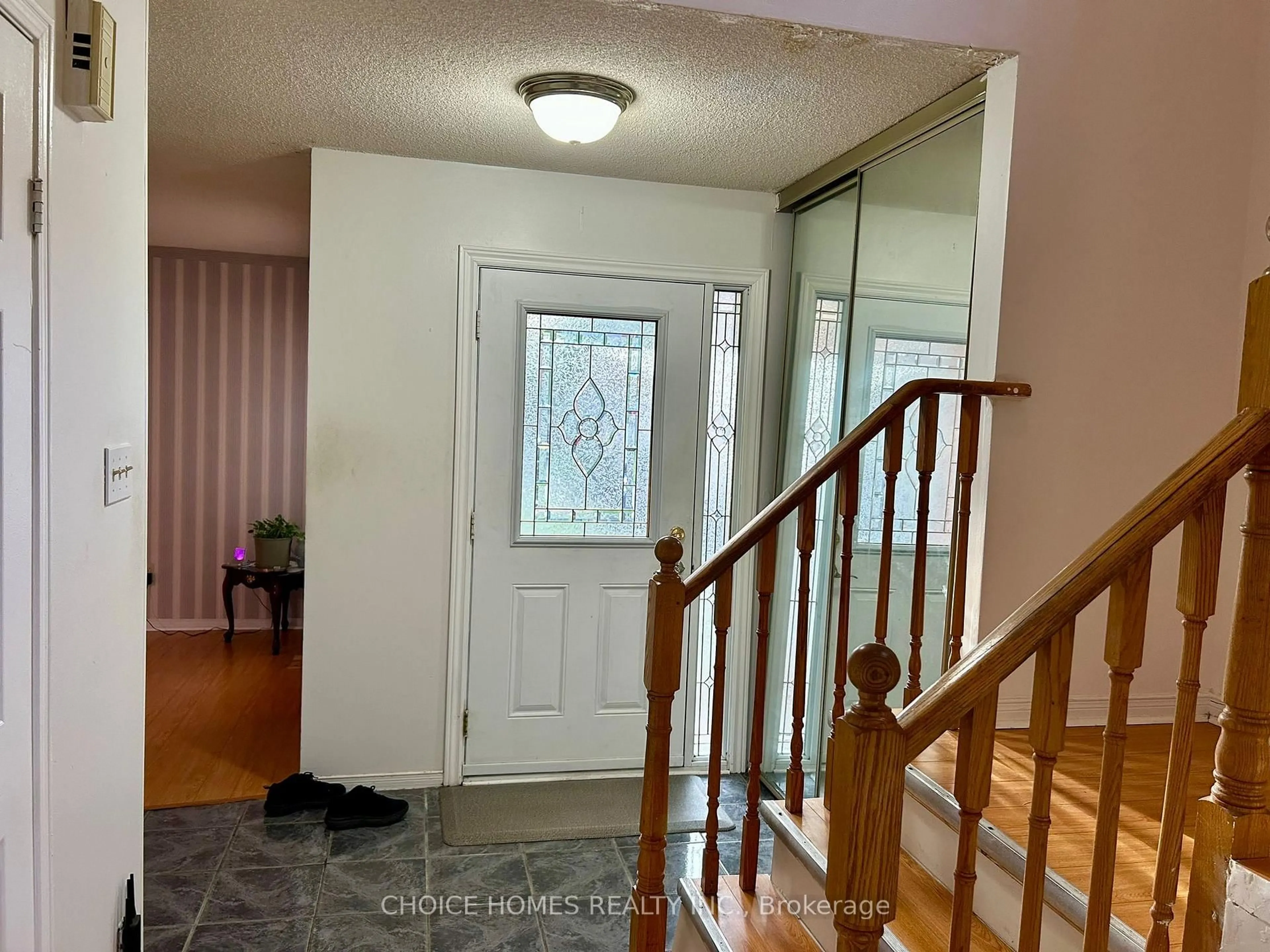 Indoor entryway for 162 Clansman Tr, Mississauga Ontario L4Z 3G8