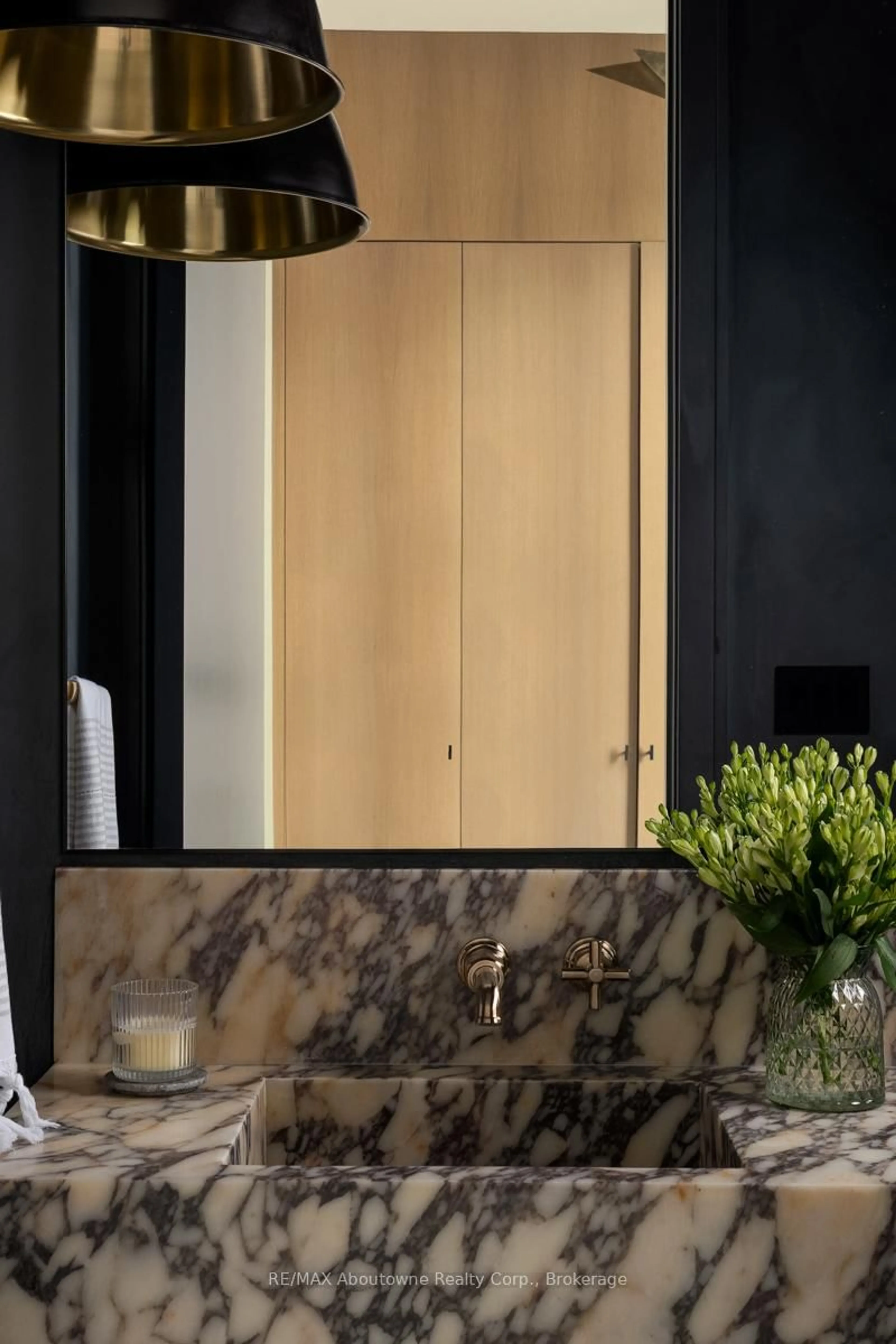 Contemporary bathroom, unknown for 203 Weybourne Rd, Oakville Ontario L6K 2T7