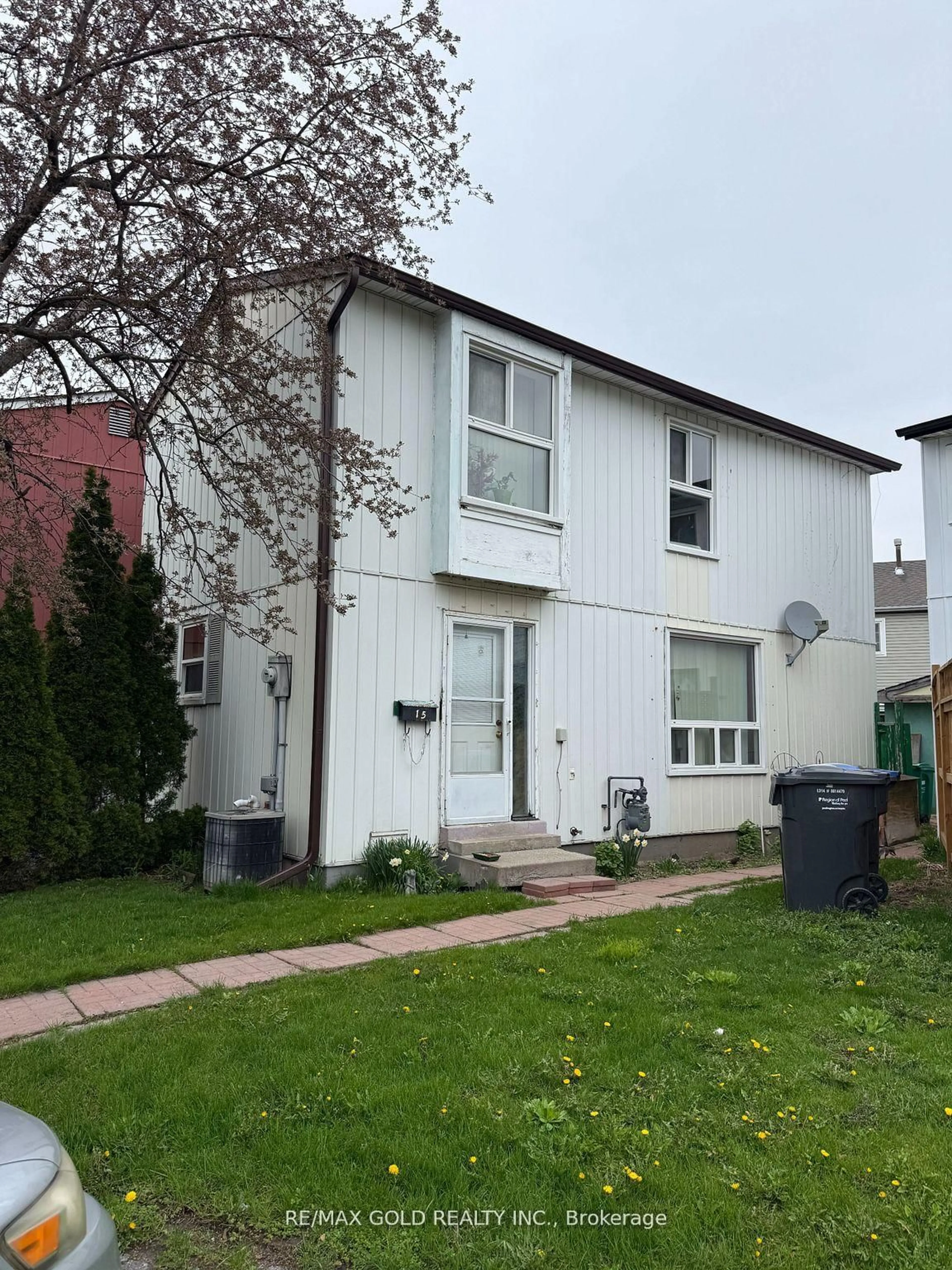 Home with vinyl exterior material, street for 15 Huntingwood Cres, Brampton Ontario L6S 1C5