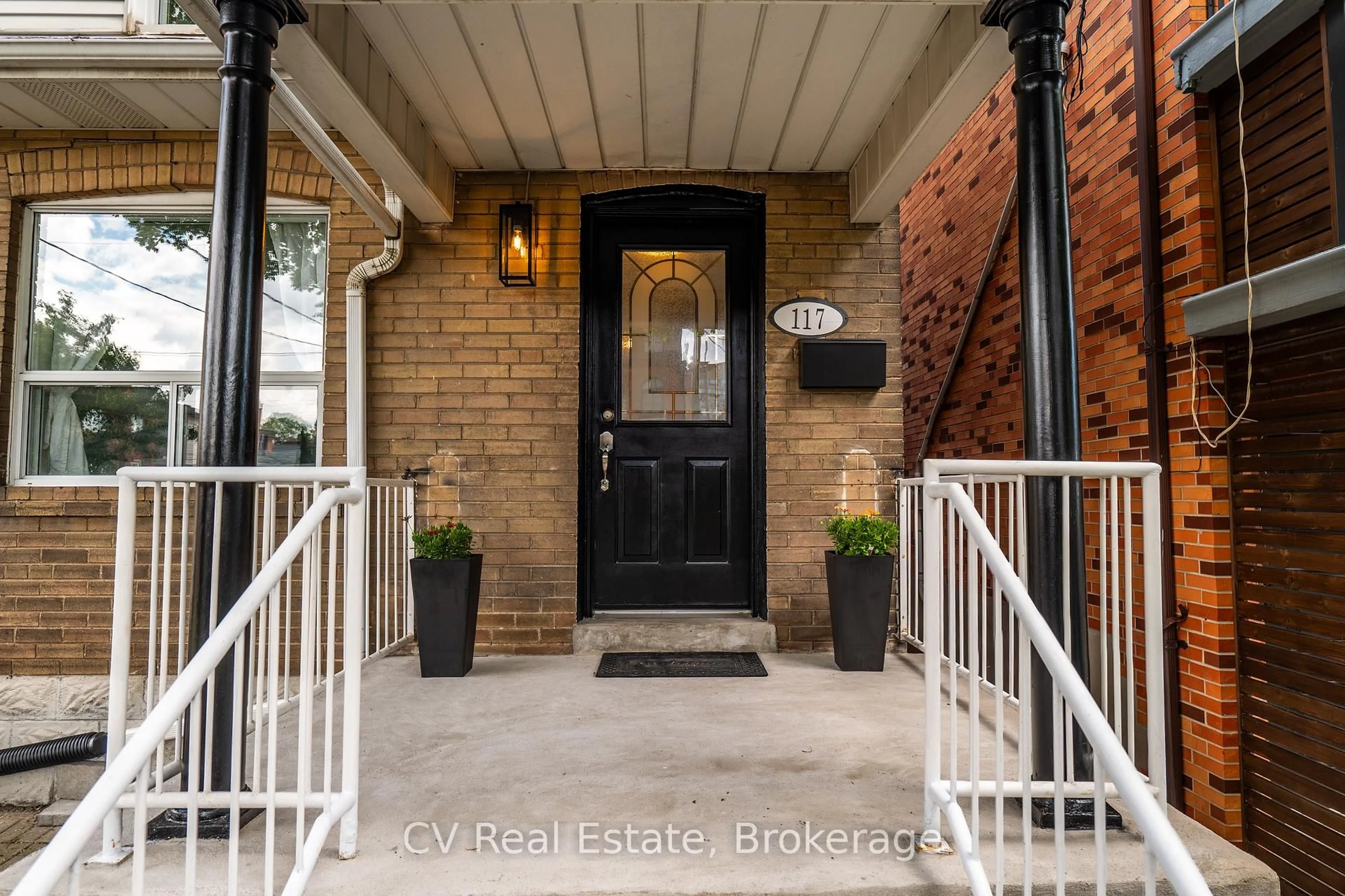 Indoor entryway for 117 Regent St, Toronto Ontario M6M 3V6