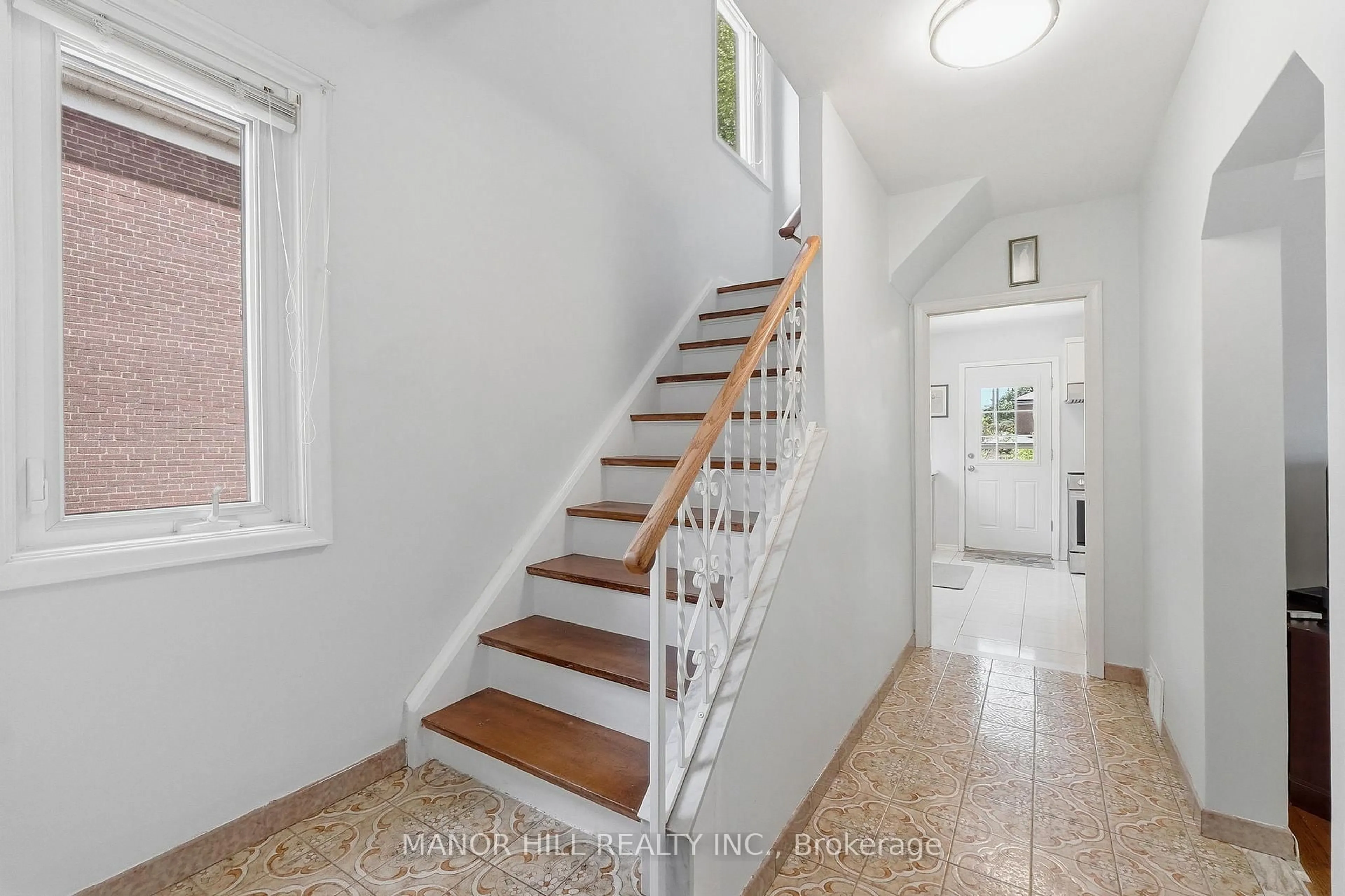 Indoor entryway for 33 Robindale Ave, Toronto Ontario M8W 4A8