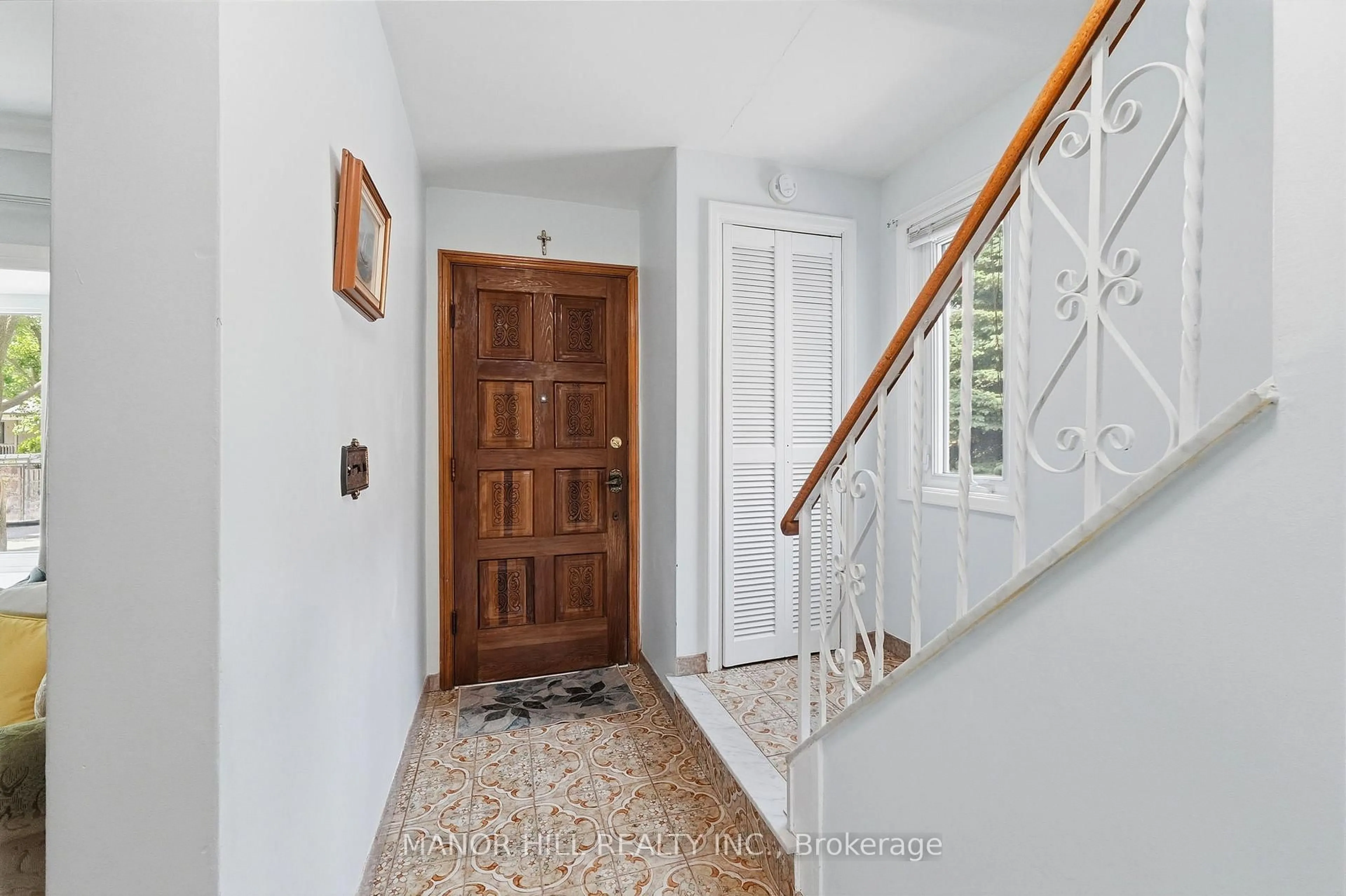 Indoor foyer for 33 Robindale Ave, Toronto Ontario M8W 4A8