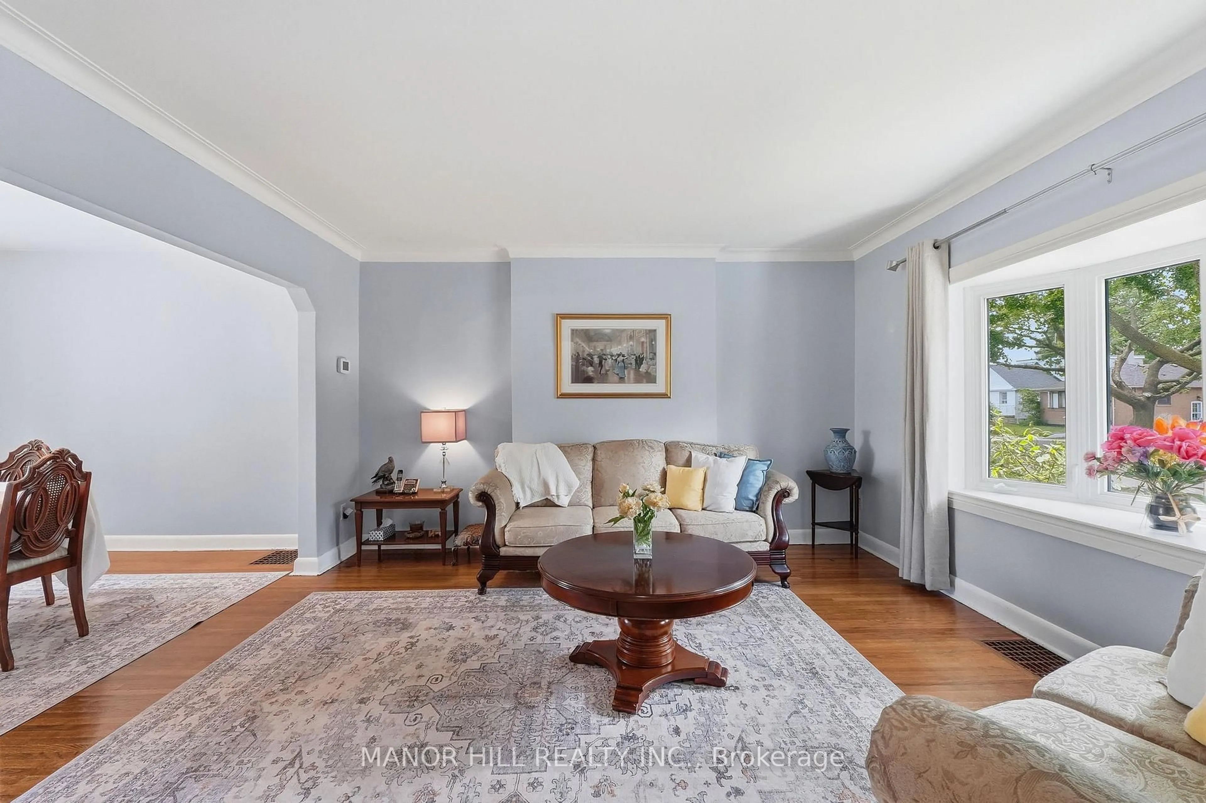 Living room with furniture, unknown for 33 Robindale Ave, Toronto Ontario M8W 4A8