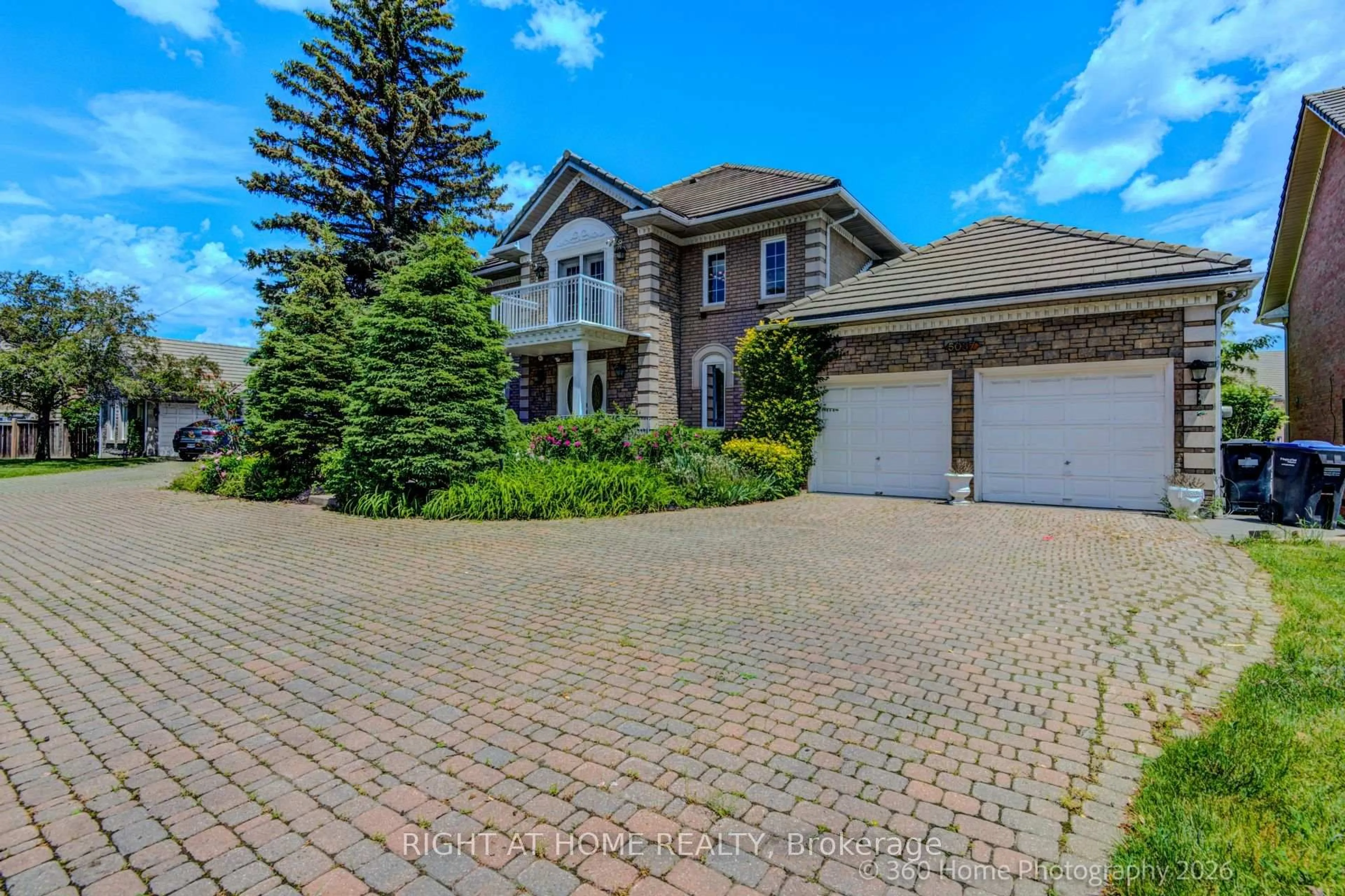 A pic from outside/outdoor area/front of a property/back of a property/a pic from drone, street for 5037 Mississauga Rd, Mississauga Ontario L5M 4Y1