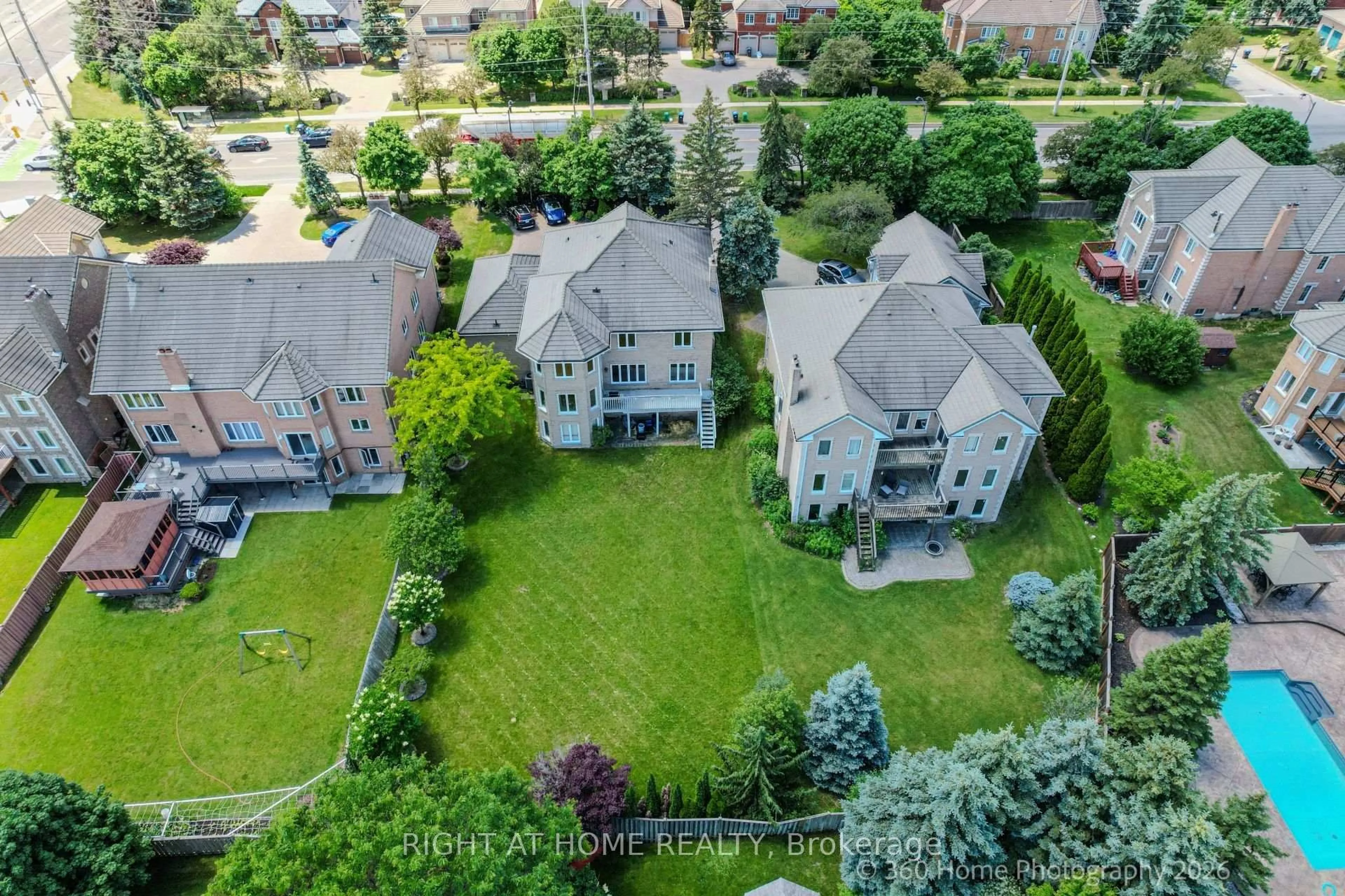 A pic from outside/outdoor area/front of a property/back of a property/a pic from drone, street for 5037 Mississauga Rd, Mississauga Ontario L5M 4Y1