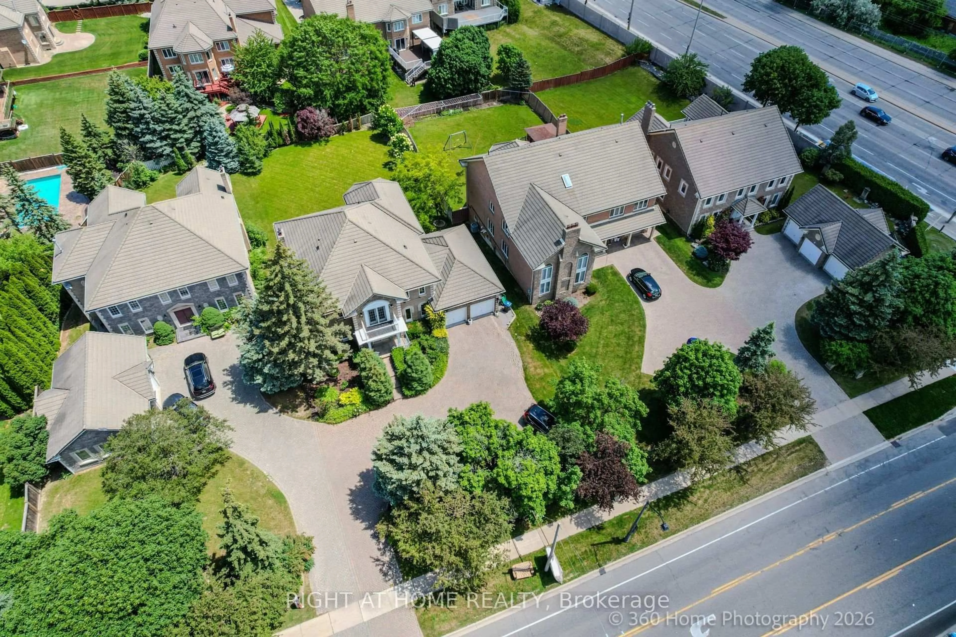 A pic from outside/outdoor area/front of a property/back of a property/a pic from drone, street for 5037 Mississauga Rd, Mississauga Ontario L5M 4Y1