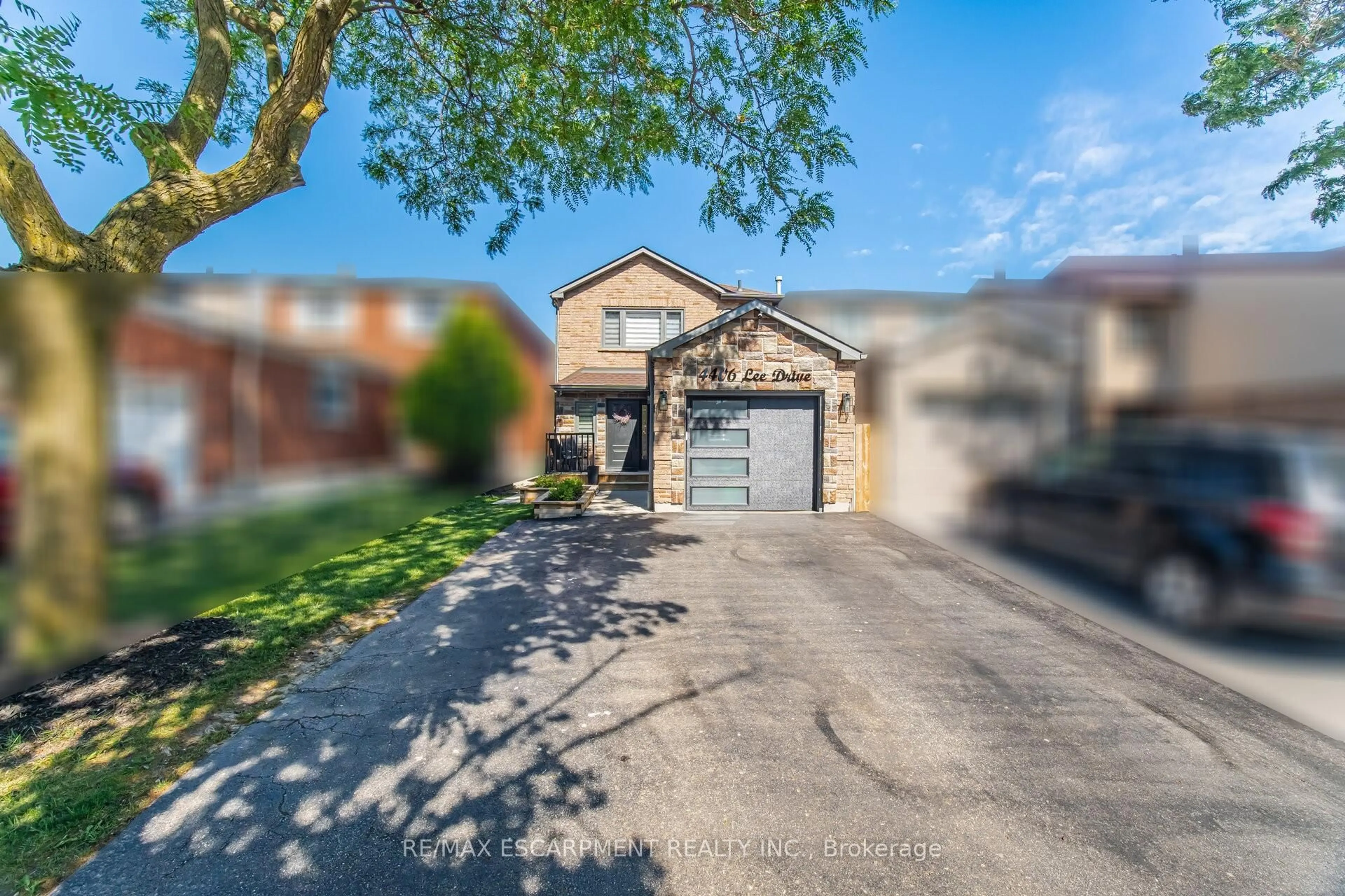 A pic from outside/outdoor area/front of a property/back of a property/a pic from drone, street for 4406 Lee Dr, Mississauga Ontario L4W 4A8