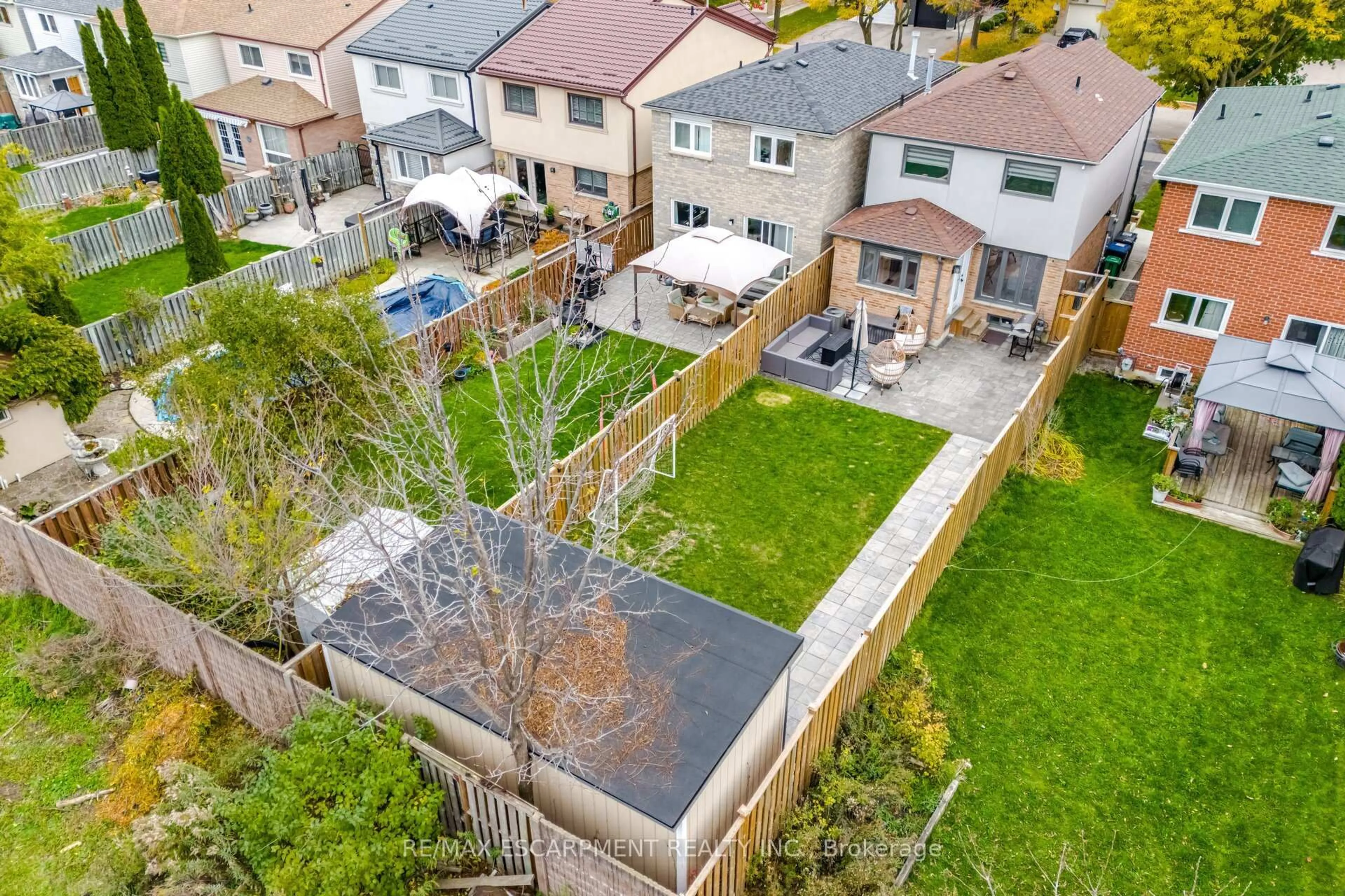 A pic from outside/outdoor area/front of a property/back of a property/a pic from drone, street for 4406 Lee Dr, Mississauga Ontario L4W 4A8