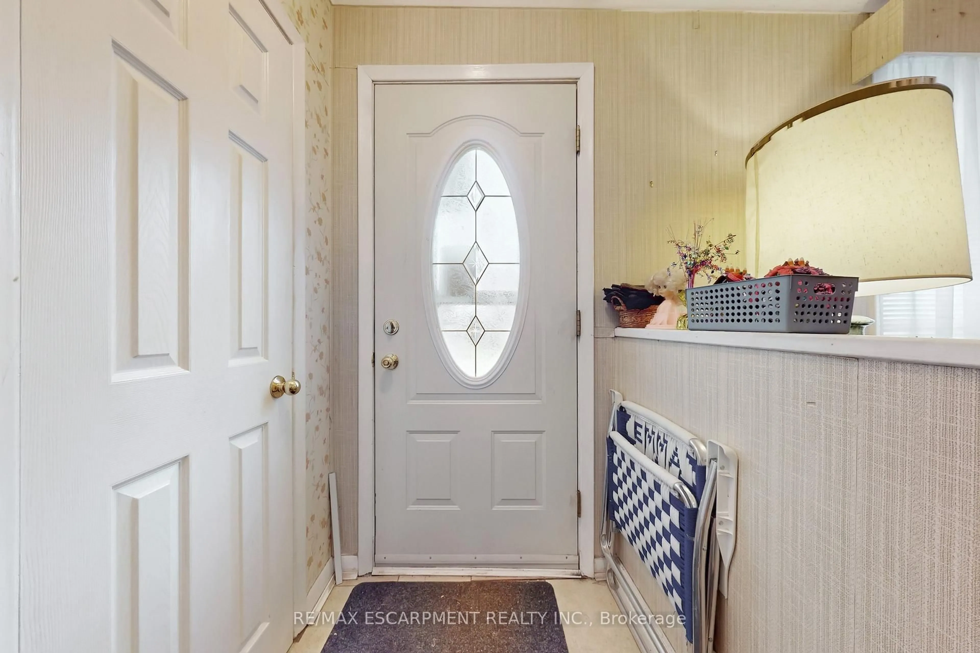 Indoor entryway for 541 WINGROVE Cres, Oakville Ontario L6L 4R7