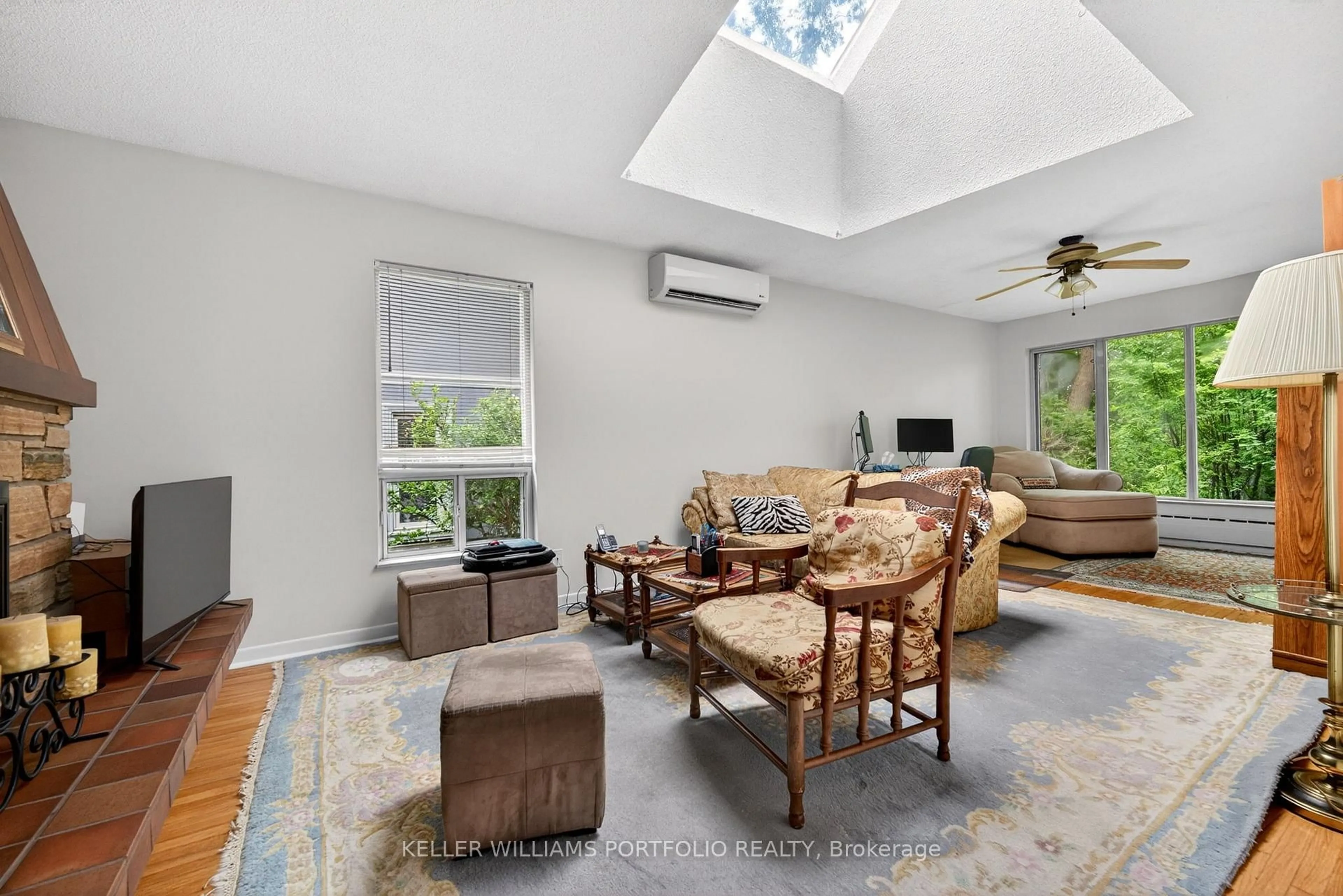 Living room with furniture, unknown for 23 Ashbourne Dr, Toronto Ontario M9B 4H1