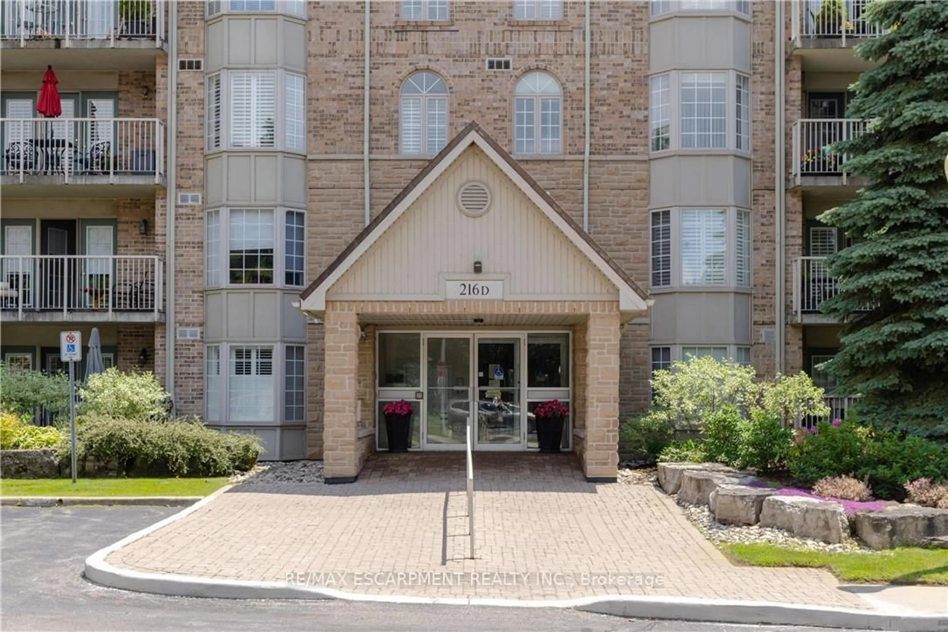 Indoor foyer for 216 Plains Rd #D301, Burlington Ontario L7T 4L2