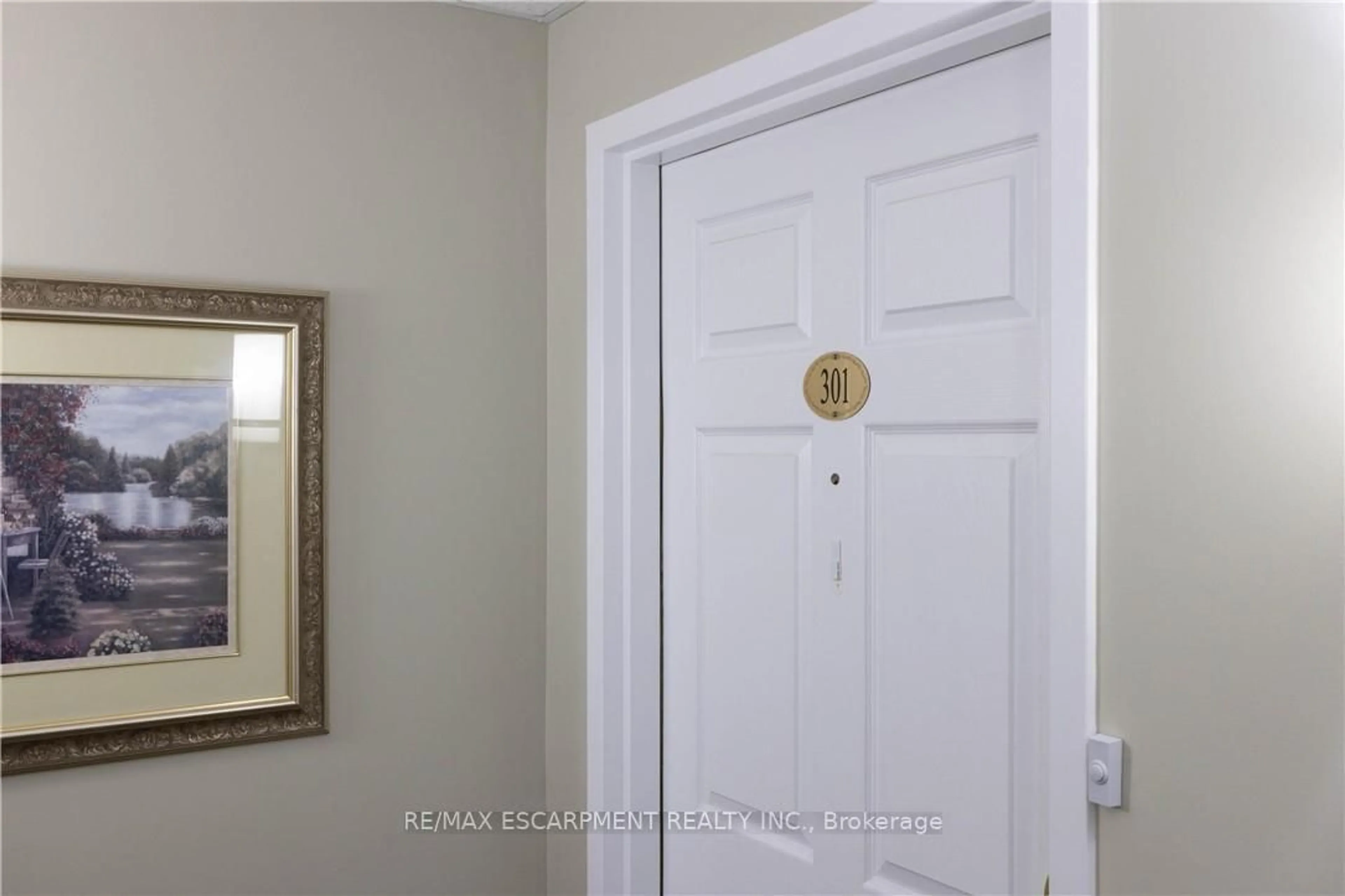 Indoor entryway for 216 Plains Rd #D301, Burlington Ontario L7T 4L2