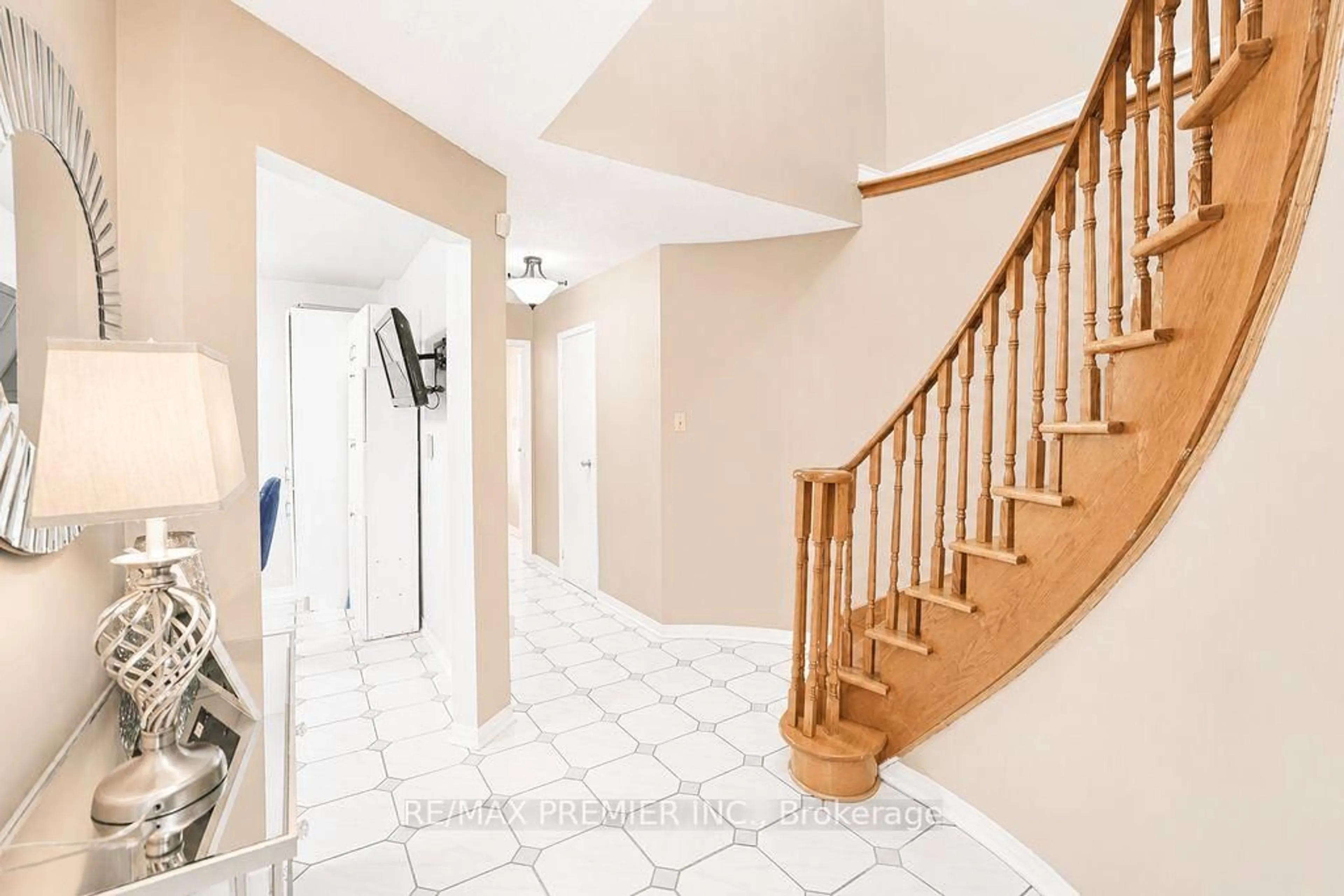Indoor entryway for 55 Deerpark Cres, Brampton Ontario L6X 2T6