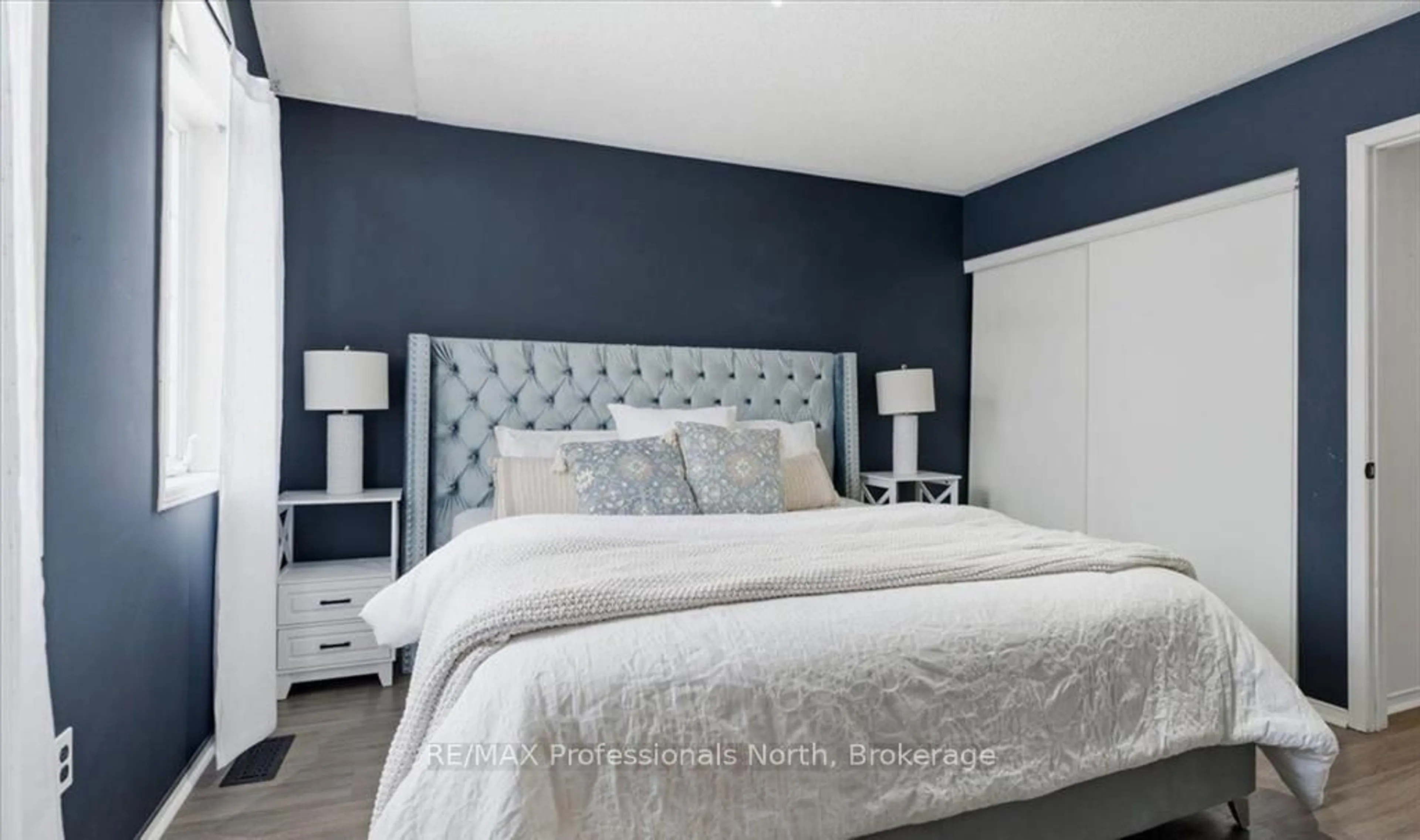 Bedroom with bed, unknown for 98 Roxton Rd, Oakville Ontario L6H 6V4