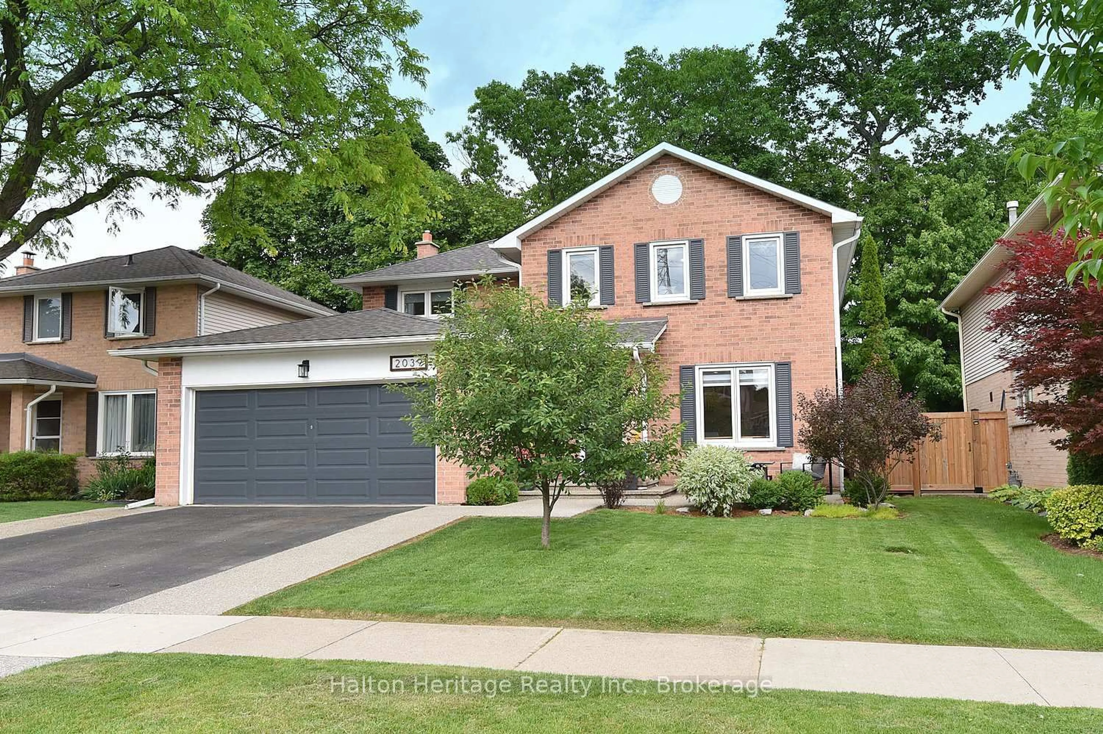 Home with brick exterior material, street for 2039 Hunters Wood Dr, Burlington Ontario L7M 2V5