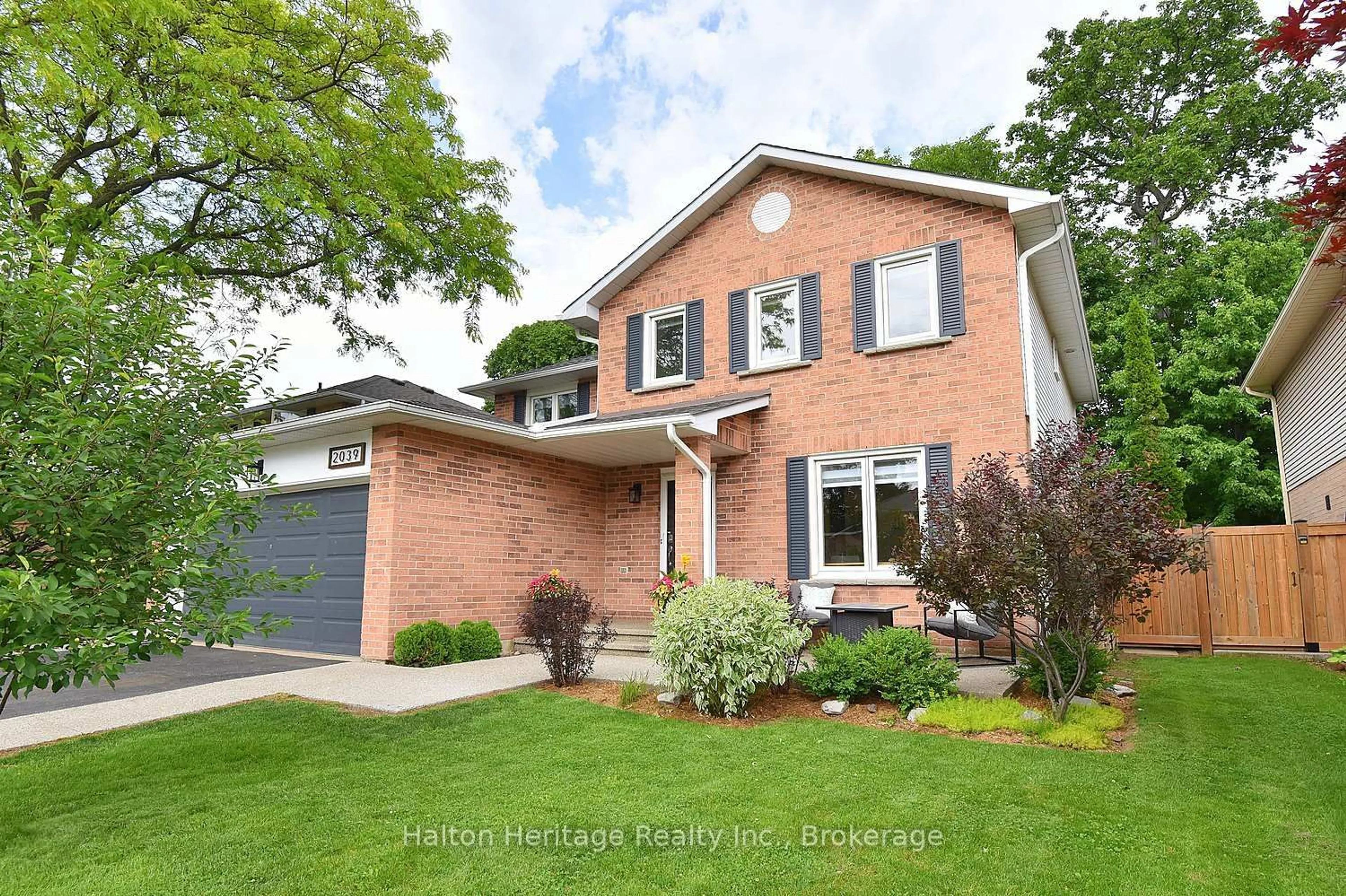 Home with brick exterior material, street for 2039 Hunters Wood Dr, Burlington Ontario L7M 2V5