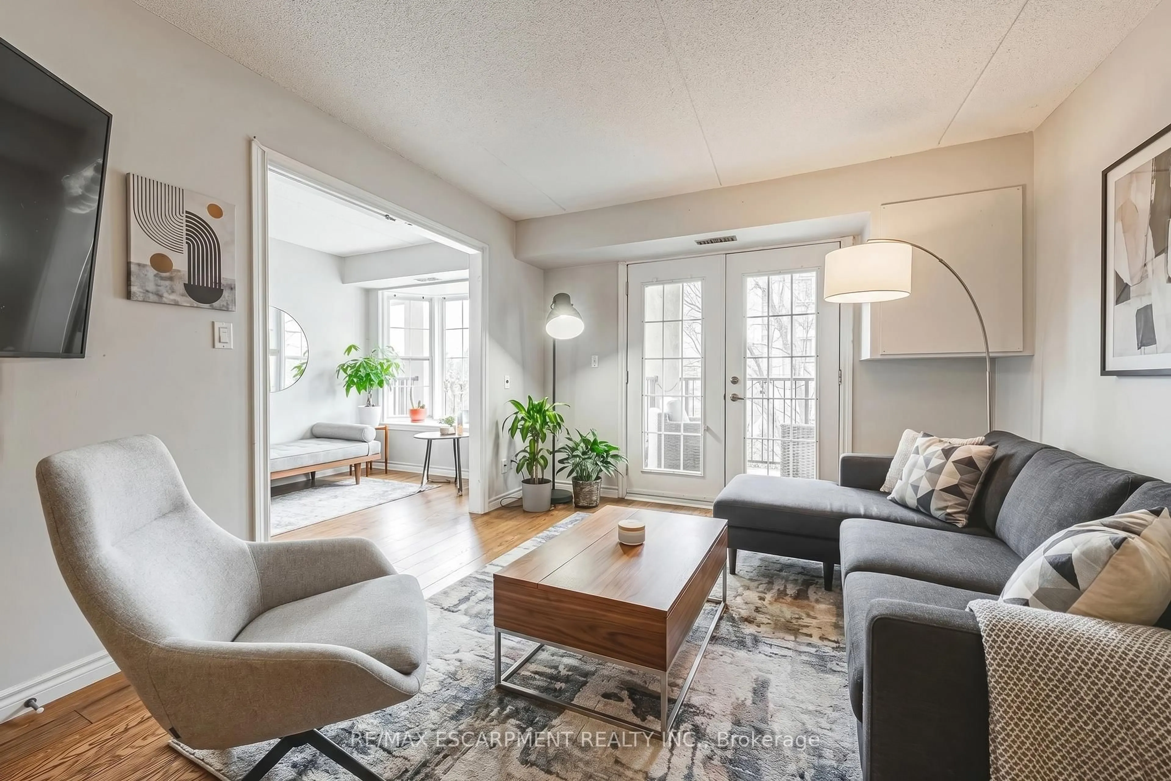Living room with furniture, unknown for 1451 Walkers Line #313, Burlington Ontario L7M 4P1