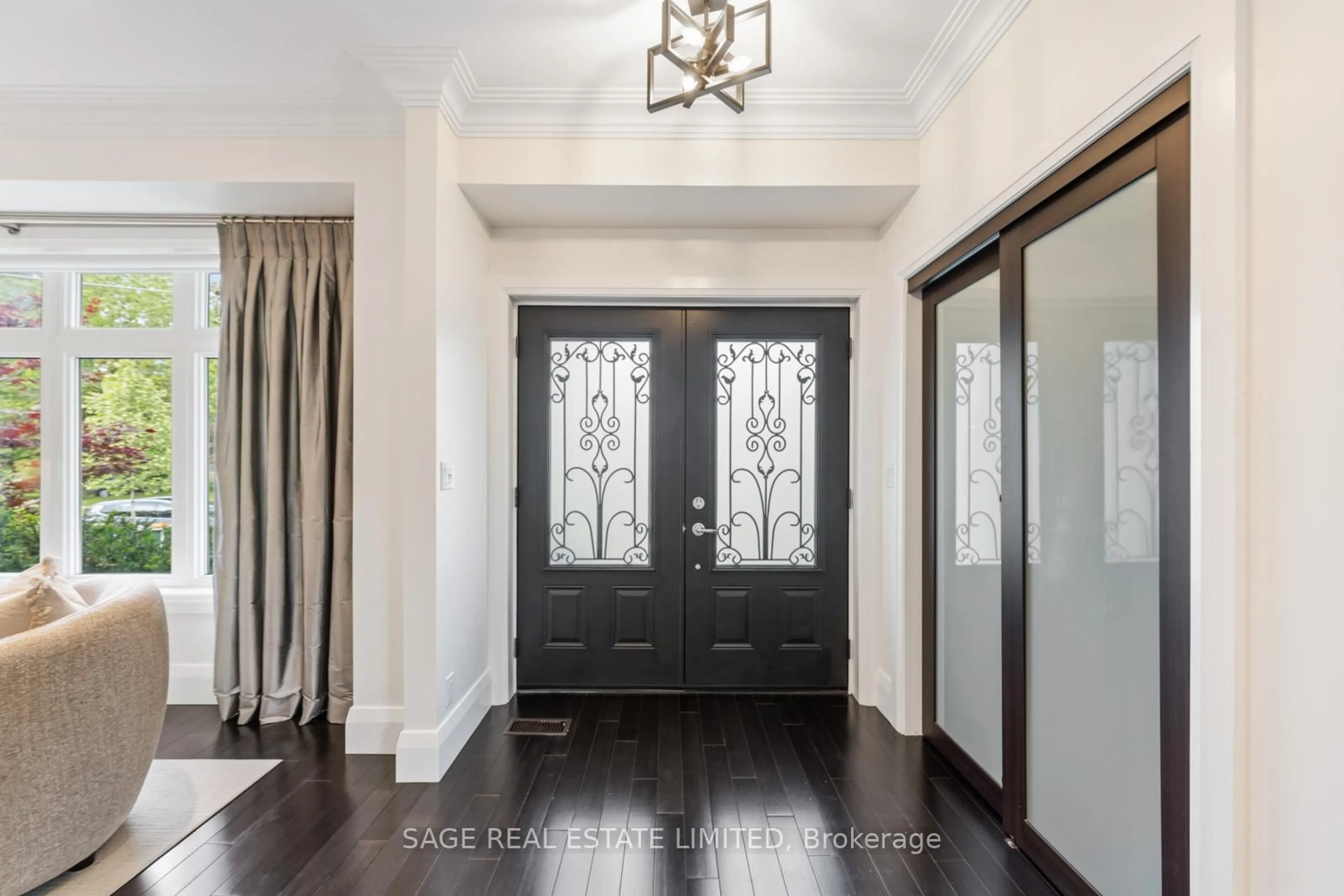 Indoor entryway for 50 Northampton Dr, Toronto Ontario M9B 4S7