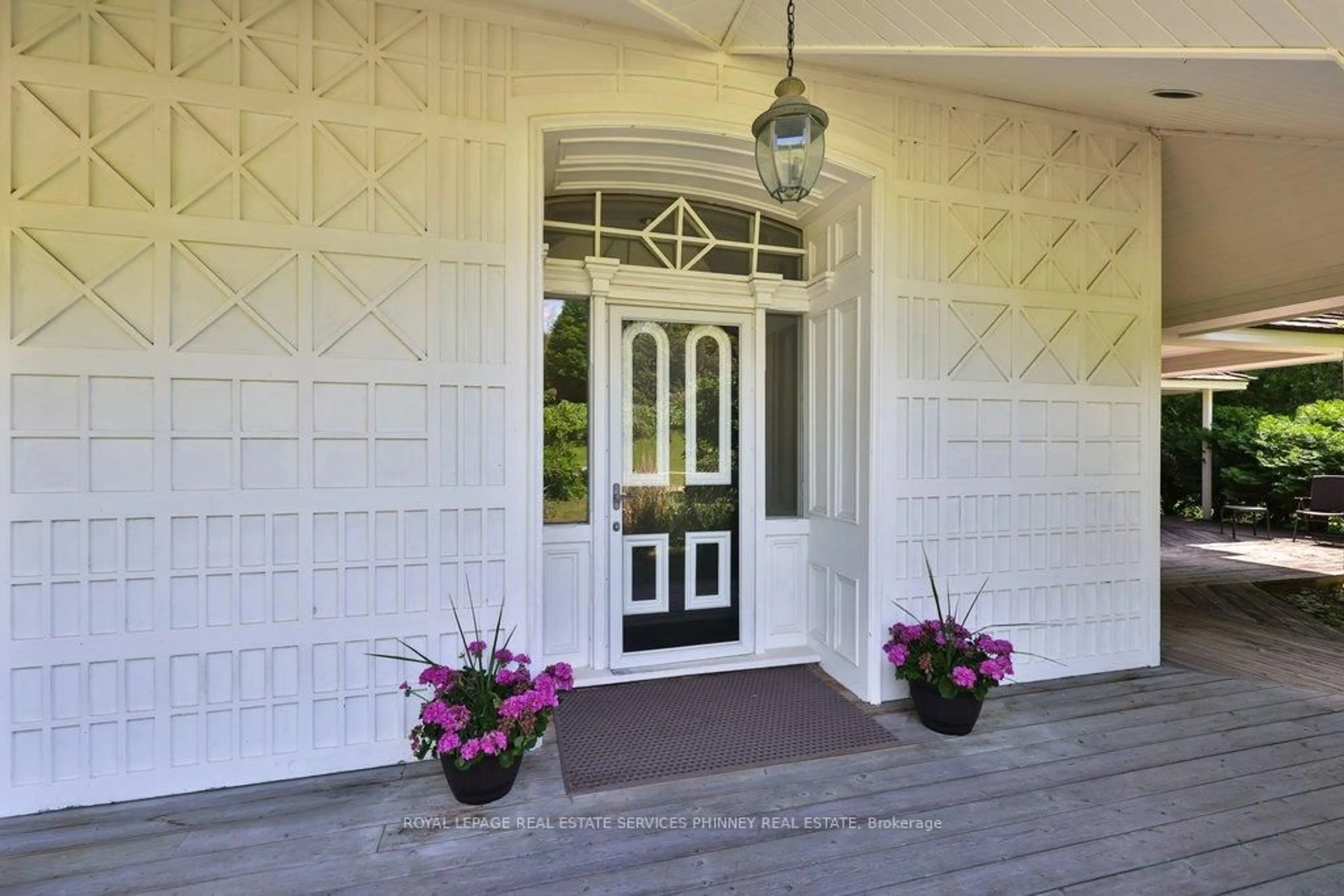 Indoor entryway for 19555 Shaws Creek Rd, Caledon Ontario L7K 1L5
