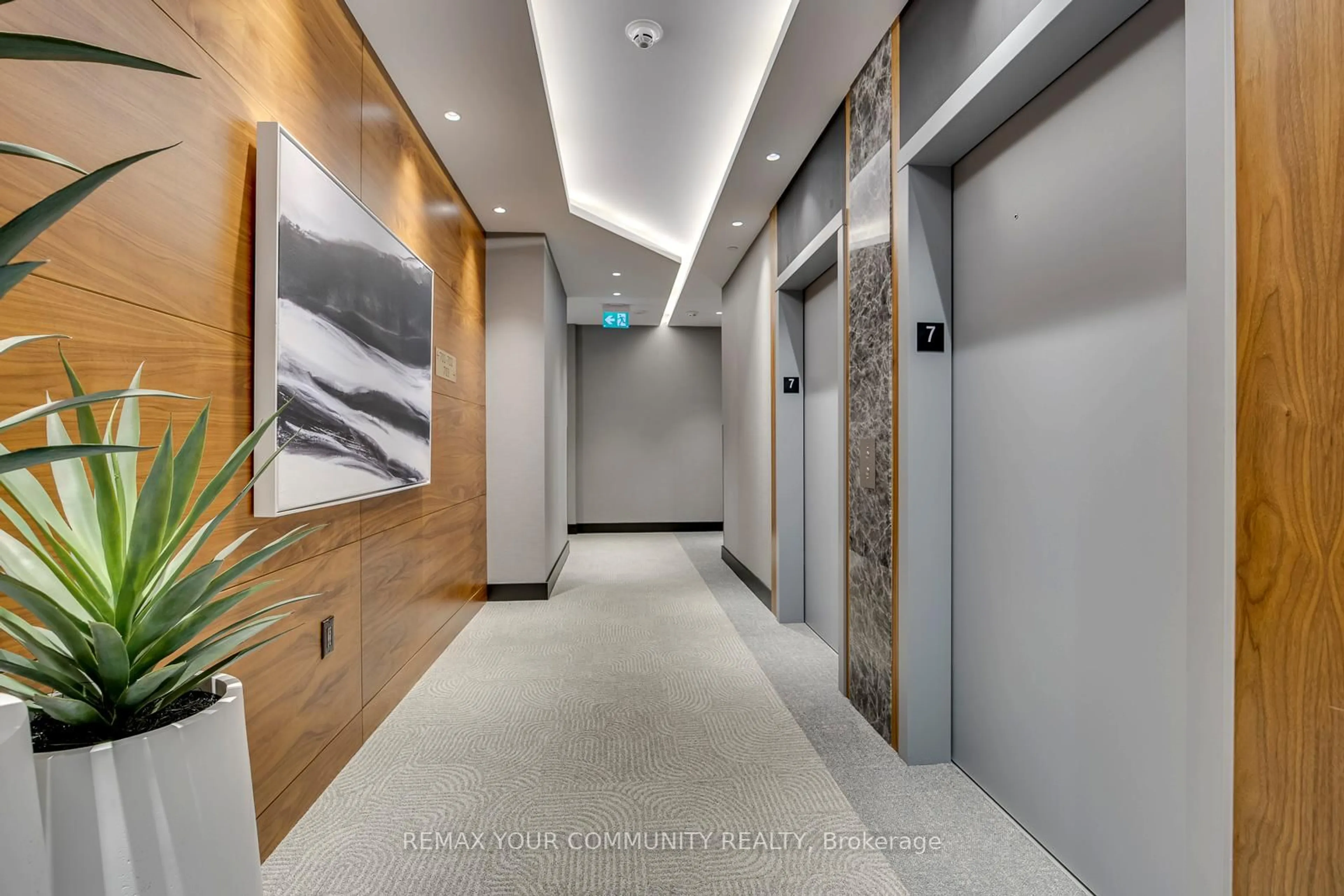 Indoor foyer for 55 Port St #702, Mississauga Ontario L5G 4P3