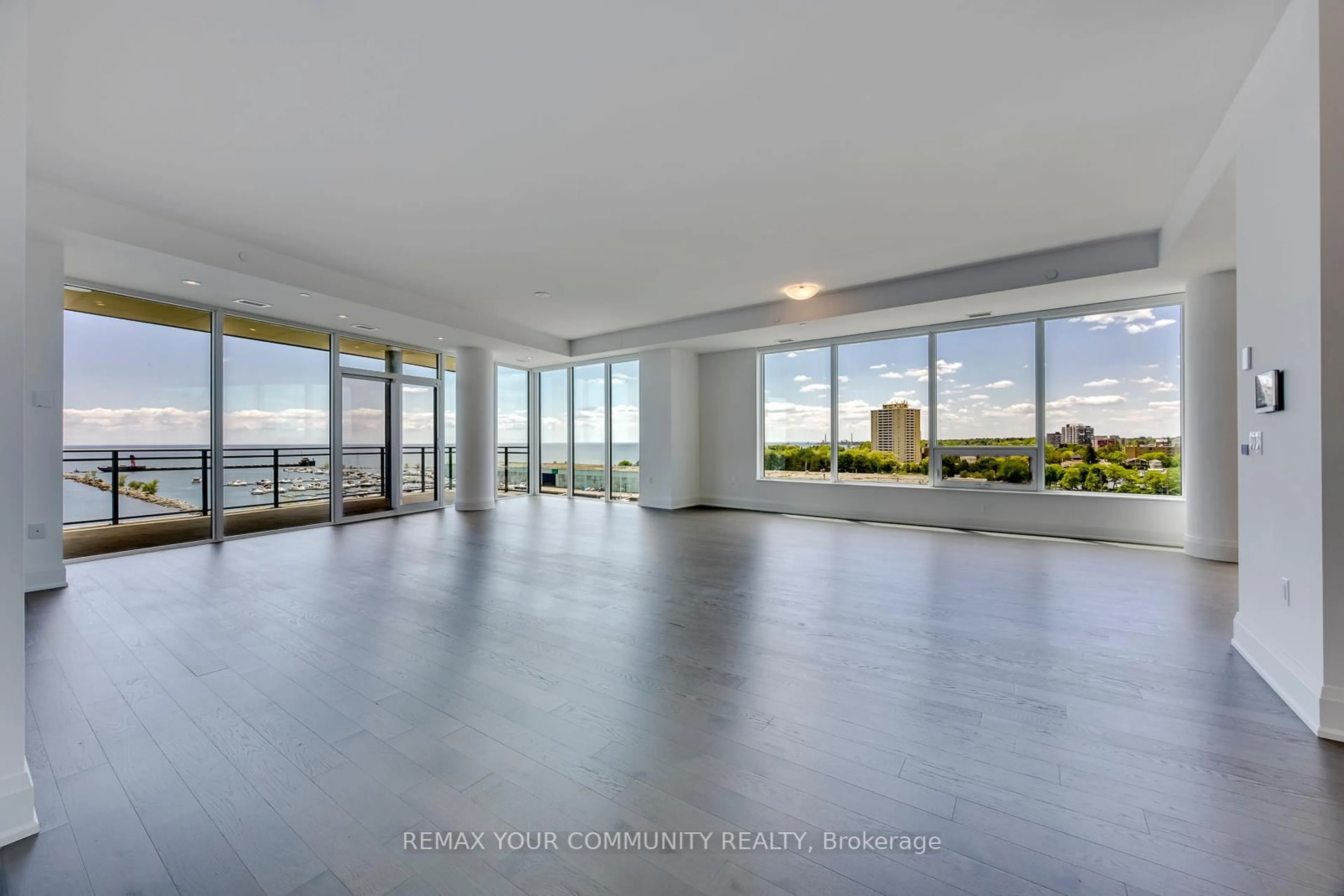 Indoor foyer for 55 Port St #702, Mississauga Ontario L5G 4P3