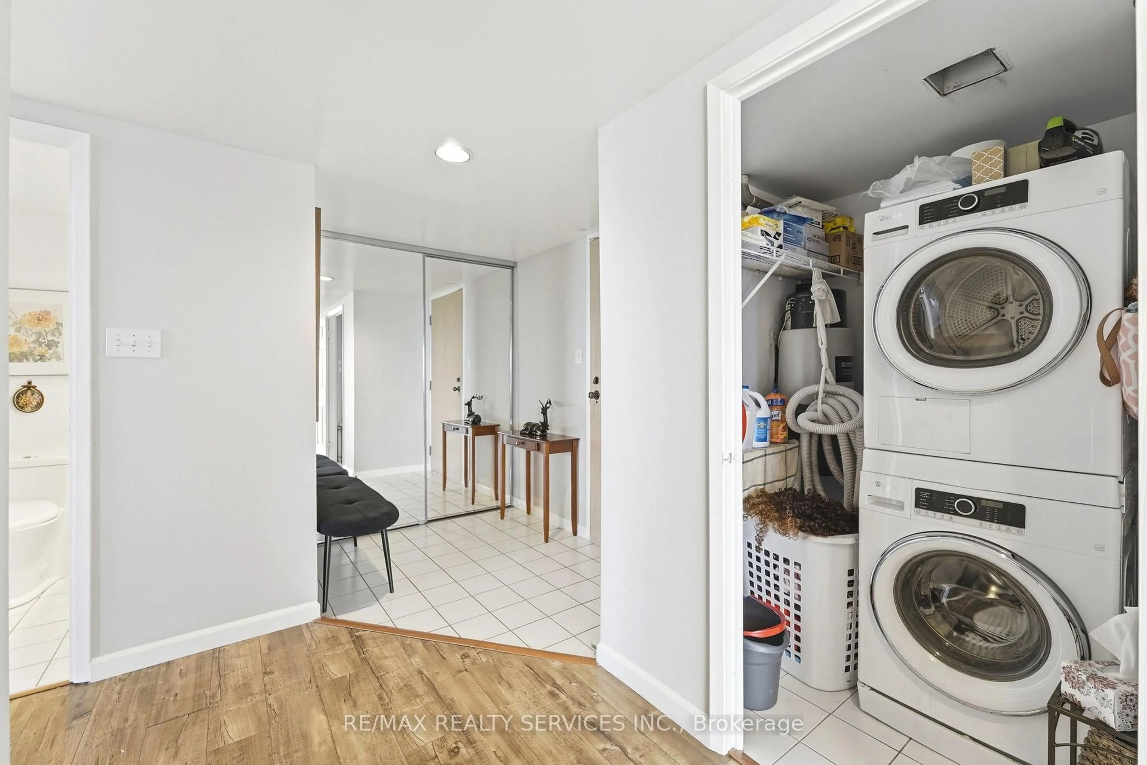 Laundry room for 50 Eglinton Ave #2007, Mississauga Ontario L5R 3P5