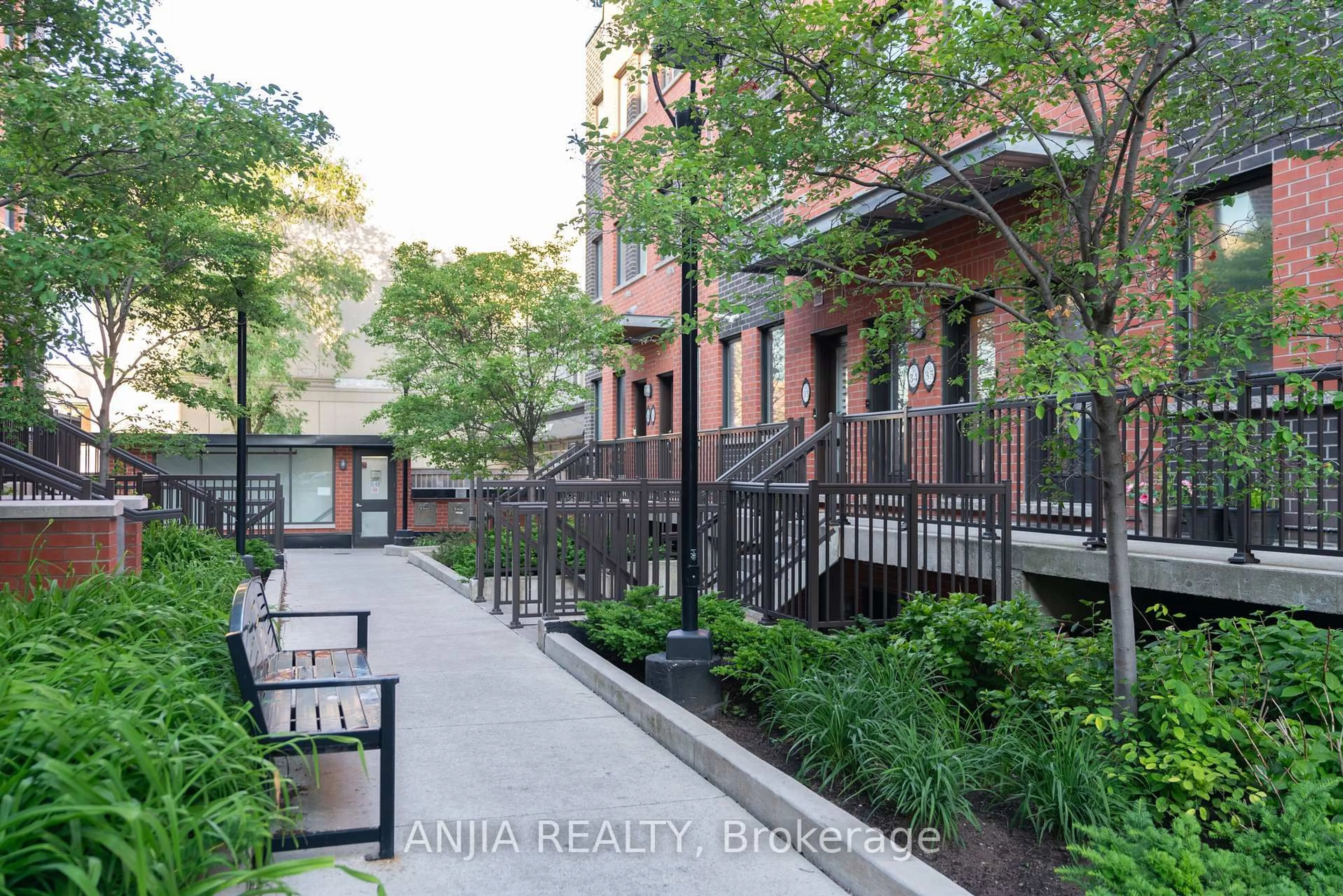 Patio, street for 869 Wilson Ave #33, Toronto Ontario M3K 0A4