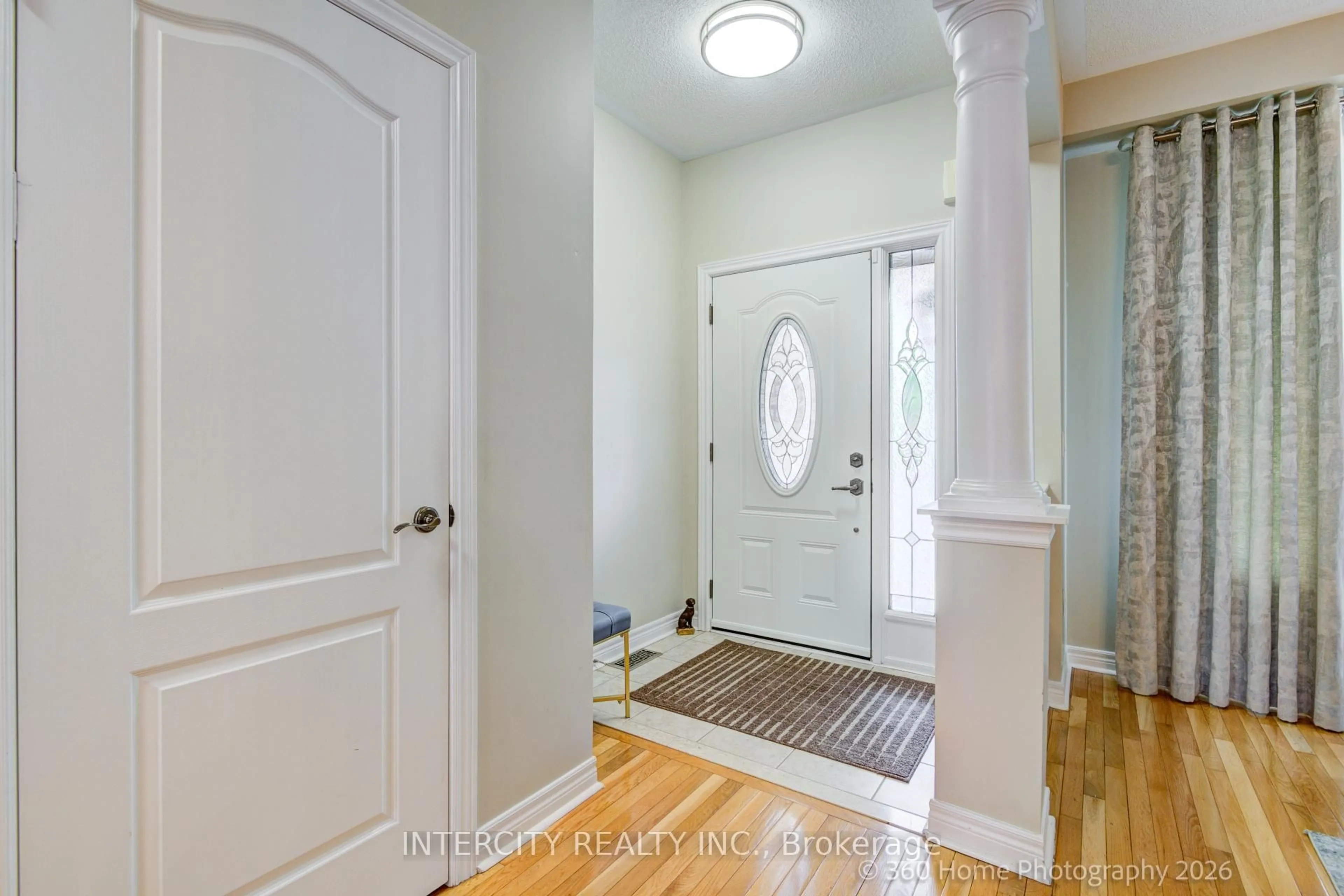 Indoor entryway for 27 Modesto Cres, Brampton Ontario L6P 1K2