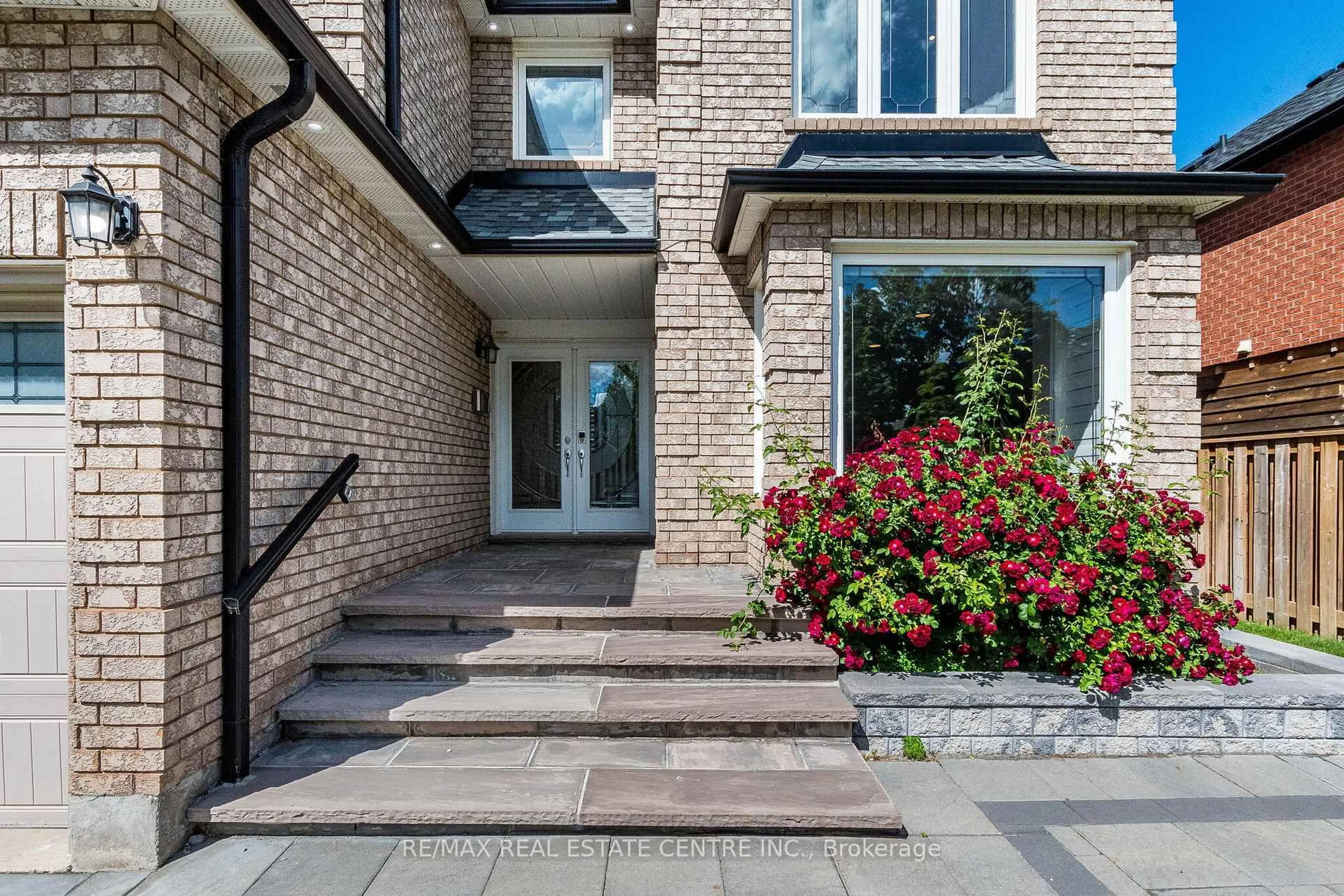Home with brick exterior material, street for 5937 Rayshaw Cres, Mississauga Ontario L5M 2P1