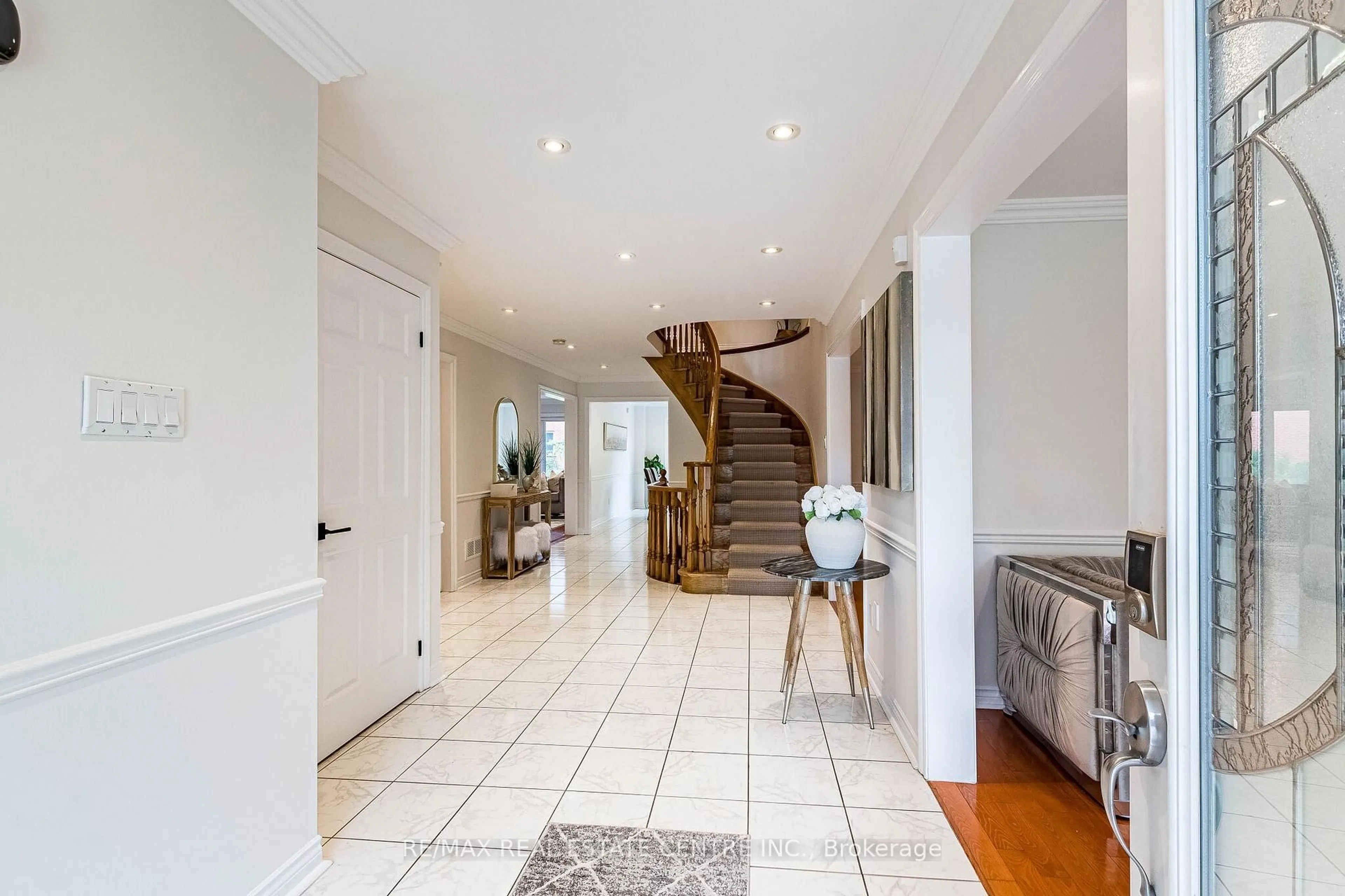 Indoor foyer for 5937 Rayshaw Cres, Mississauga Ontario L5M 2P1