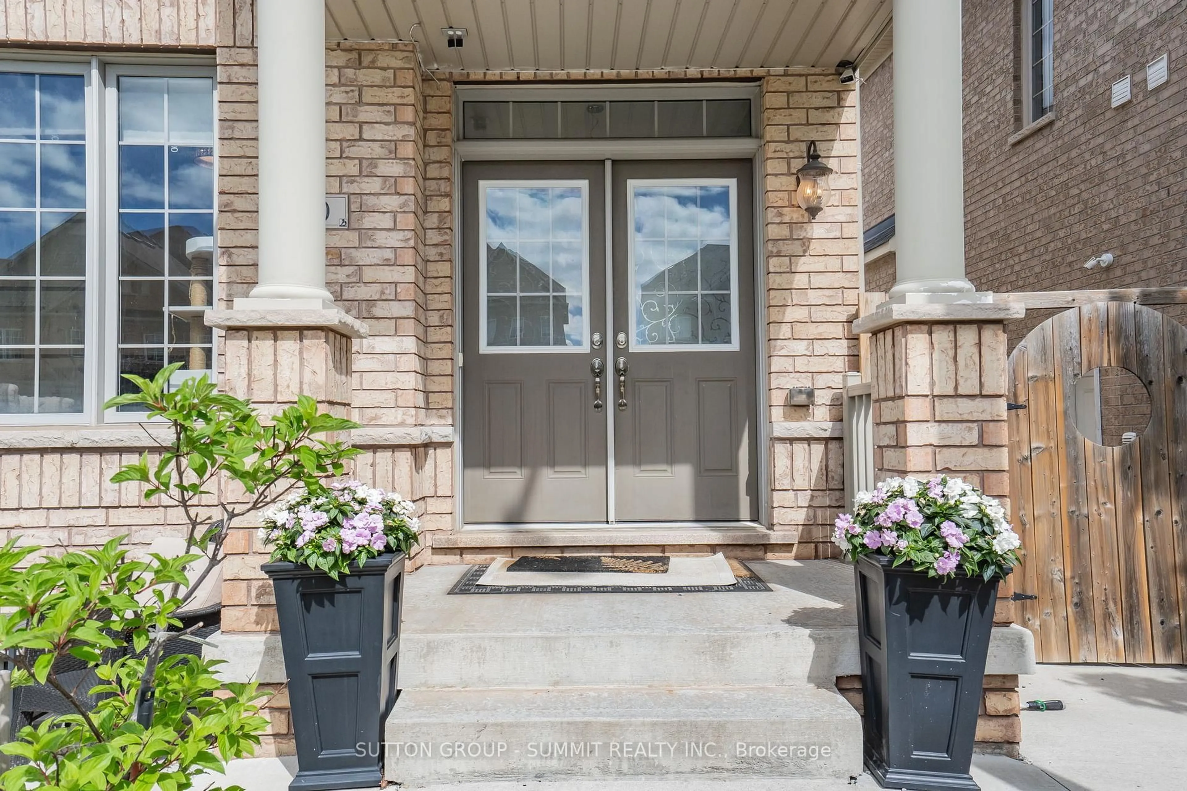 Indoor entryway for 50 BONNIE BRAES Dr, Brampton Ontario L6Y 0G8