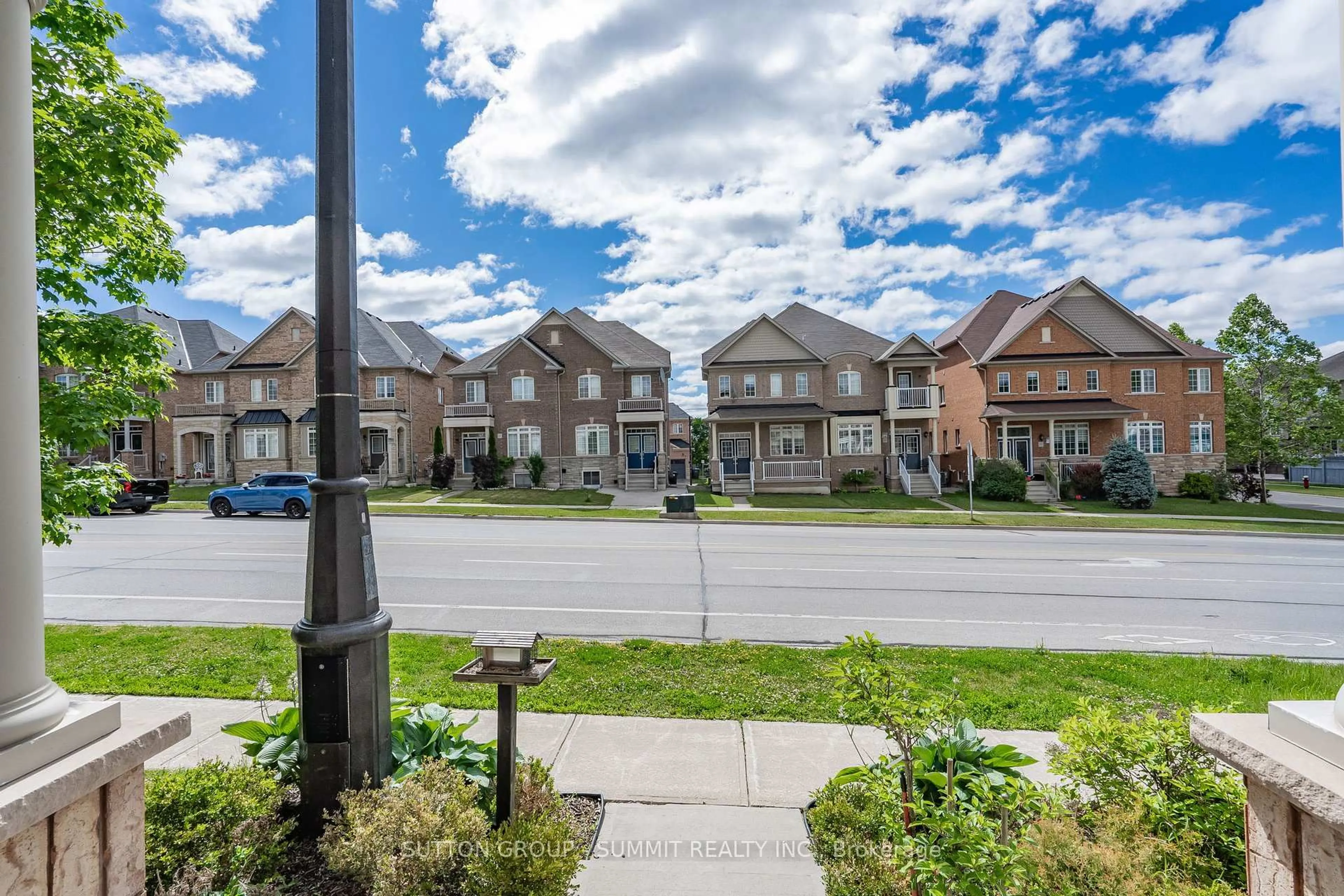 A pic from outside/outdoor area/front of a property/back of a property/a pic from drone, street for 50 BONNIE BRAES Dr, Brampton Ontario L6Y 0G8